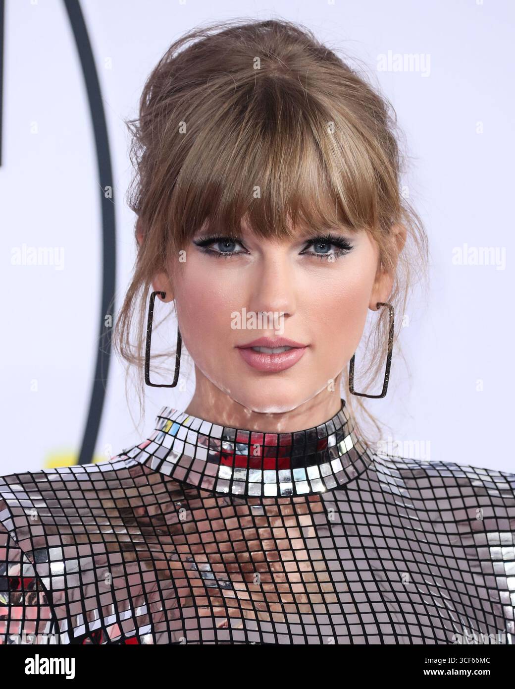 (DATEI) Trump White House will „Swiftie“ Gerechtigkeit, indem er den Wiederverkäufer verklagt, weil er mehr als 2.000 Taylor Swift-Tickets geklaut hat. Die Federal Trade Commission behauptet, dass KIG in etwas mehr als einem Jahr über 379.000 Tickets im Wert von rund 57 Millionen US-Dollar gekauft und diese zu einem „signifikanten Aufschlag“ für 64 Millionen US-Dollar weiterverkauft habe. LOS ANGELES, KALIFORNIEN, USA - OKTOBER 09: Der amerikanische Sänger, Songwriter und Kulturikone Taylor Swift trägt Balmain Kleid und Stiefel, Ofira Jewels Ohrringe und Ringe und Lorraine Schwartz Ringe (gestylt von Joseph Cassell) kommen bei den American Music Awards 2018 im Microsoft Theatre L.A. Li Stockfoto