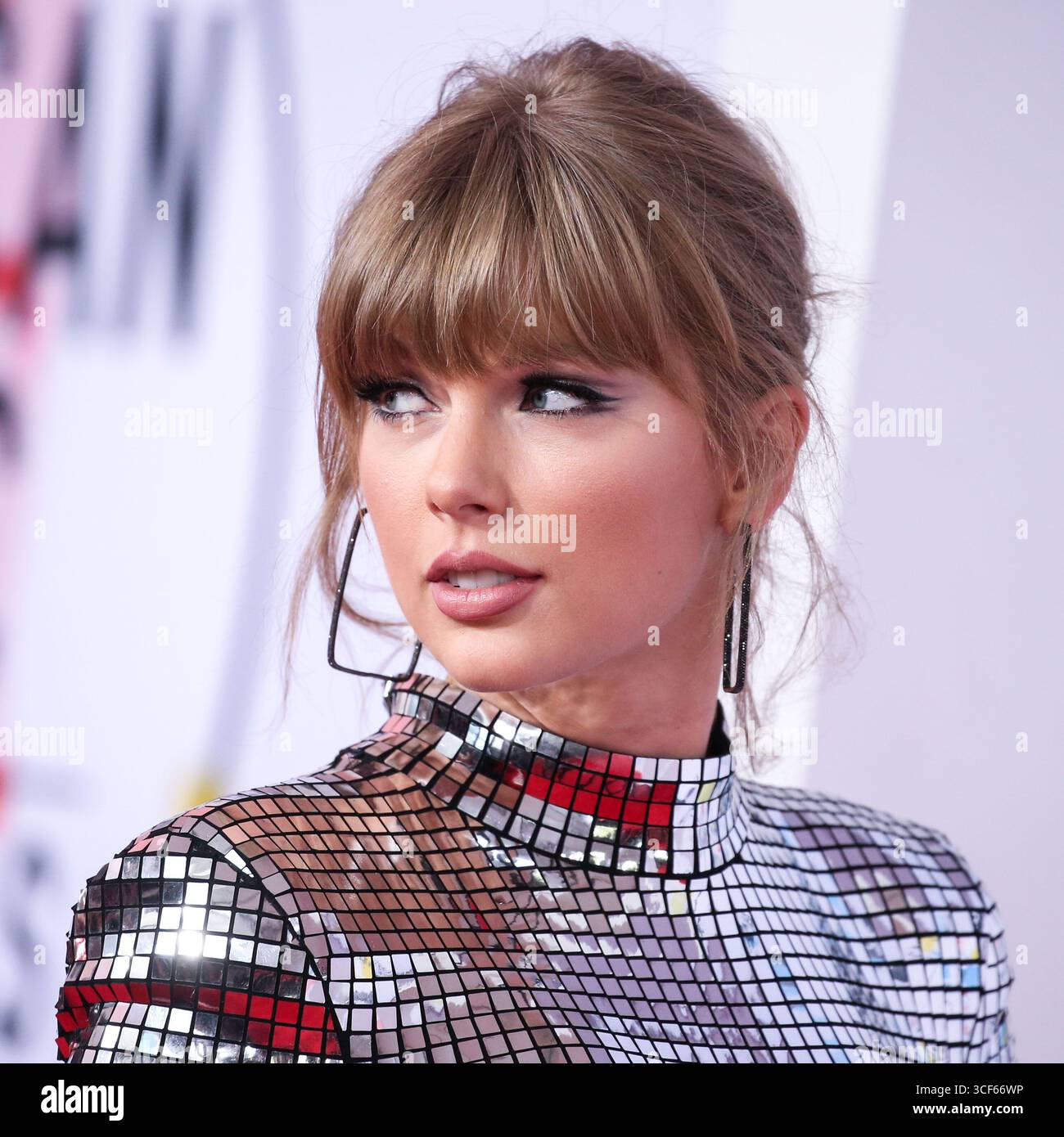 (DATEI) Trump White House will „Swiftie“ Gerechtigkeit, indem er den Wiederverkäufer verklagt, weil er mehr als 2.000 Taylor Swift-Tickets geklaut hat. Die Federal Trade Commission behauptet, dass KIG in etwas mehr als einem Jahr über 379.000 Tickets im Wert von rund 57 Millionen US-Dollar gekauft und diese zu einem „signifikanten Aufschlag“ für 64 Millionen US-Dollar weiterverkauft habe. LOS ANGELES, KALIFORNIEN, USA - OKTOBER 09: Der amerikanische Sänger, Songwriter und Kulturikone Taylor Swift trägt Balmain Kleid und Stiefel, Ofira Jewels Ohrringe und Ringe und Lorraine Schwartz Ringe (gestylt von Joseph Cassell) kommen bei den American Music Awards 2018 im Microsoft Theatre L.A. Li Stockfoto