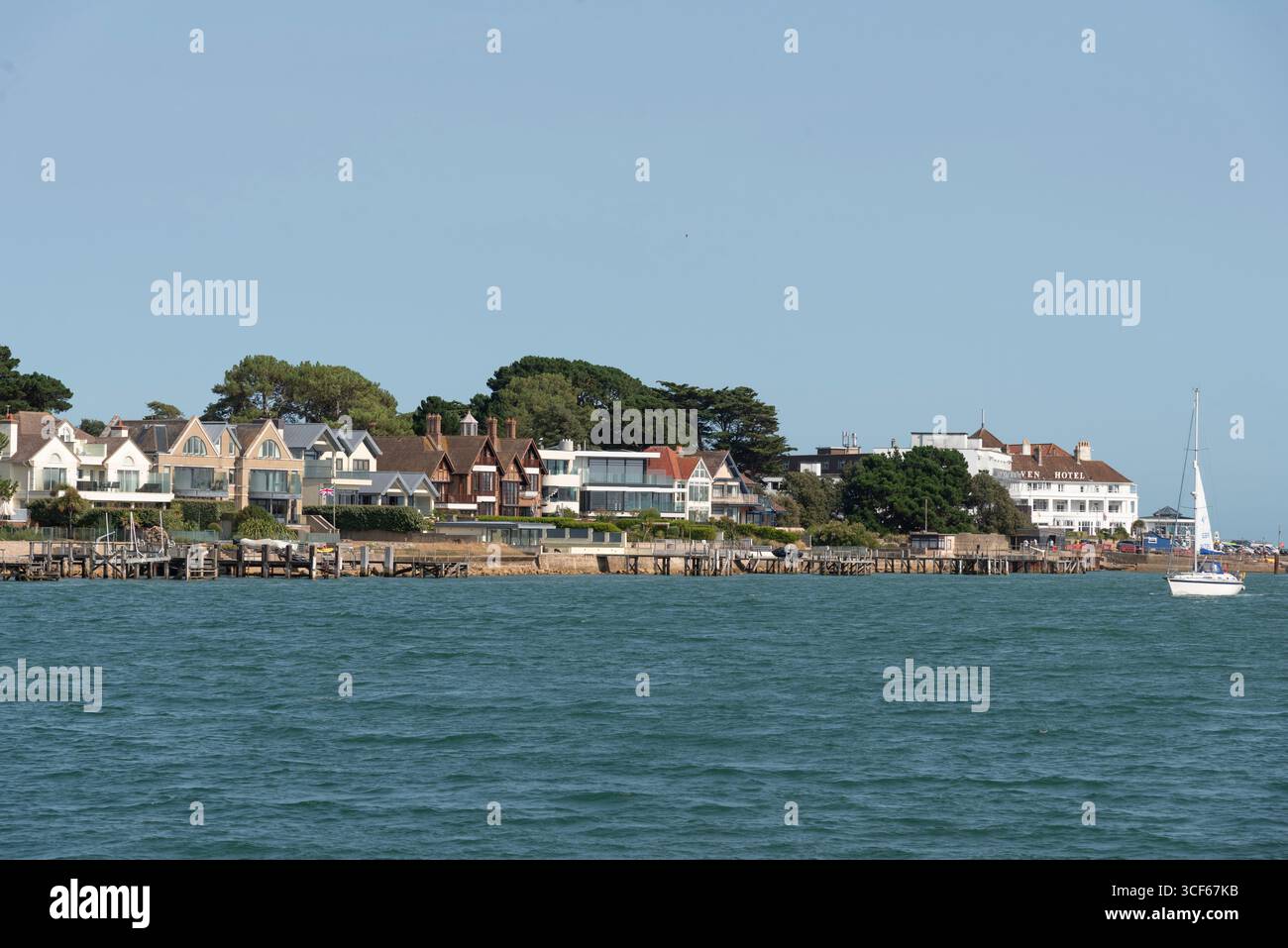 Sandbanks Poole Dorset England UK. 17.08.2025. Exkulsive Häuser gegenüber Poole Harbour auf der Sandbanks-Halbinsel Großbritannien Stockfoto