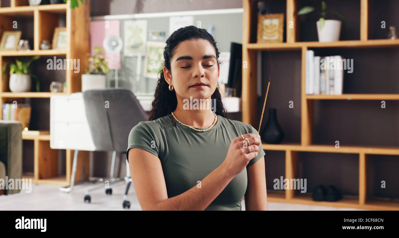 Meditation, Frauen- und Räucherrauch für Yoga, Achtsamkeit und inneren Frieden zu Hause. Aromastab, Brennen und Zen mit Person für Aromatherapie, Energie Stockfoto