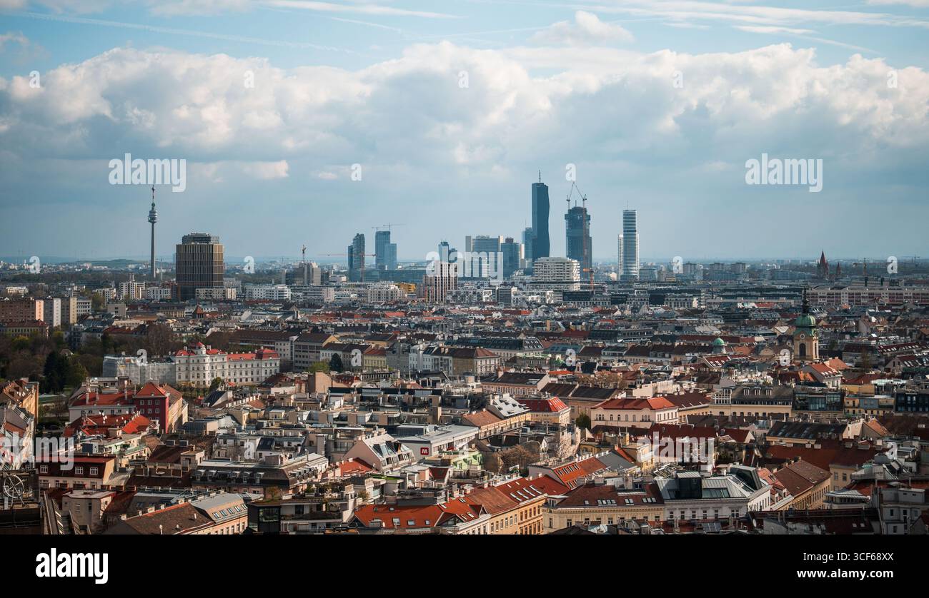 THEMENBILD - Blick auf das Donauplateau in Wien mit den DC-Türmen und dem Donauturm; aufgenommen am Donnerstag, 10. April 2025, in Wien, Österreich. Die Bundeshauptstadt Wien wird 2026 den Eurovision Song Contest (ESC) ausrichten. - 20250410_PD25560 Credit: APA-PictureDesk/Alamy Live News Stockfoto