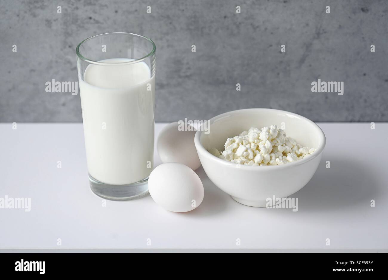 Set von Milchprodukten mit hohem Eiweißgehalt auf dem Tisch Stockfoto