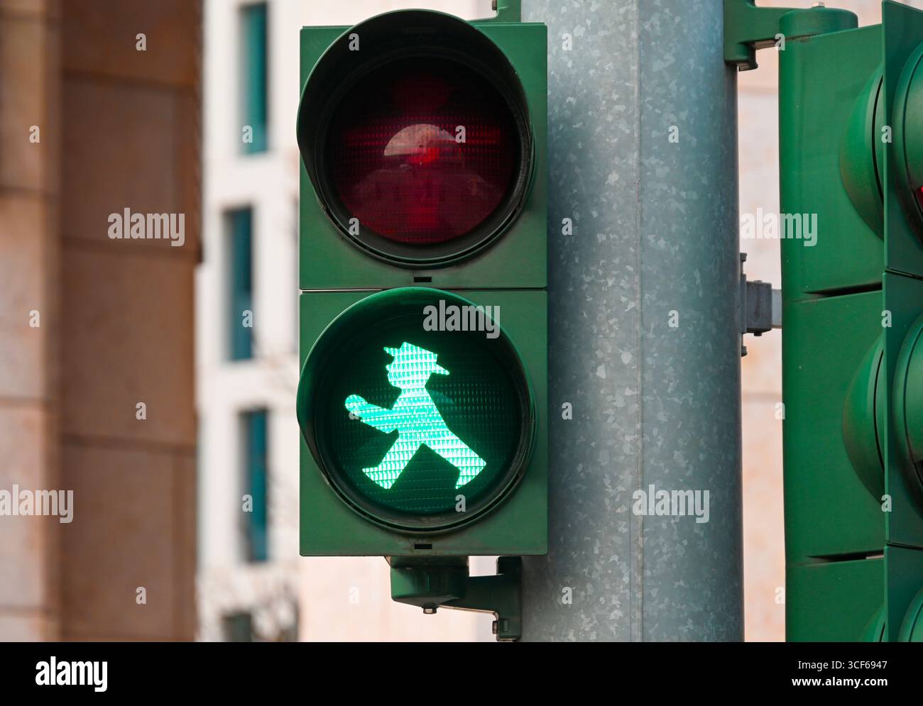 Ampelkreuzung bei Ampelmann in Berlin Stockfoto