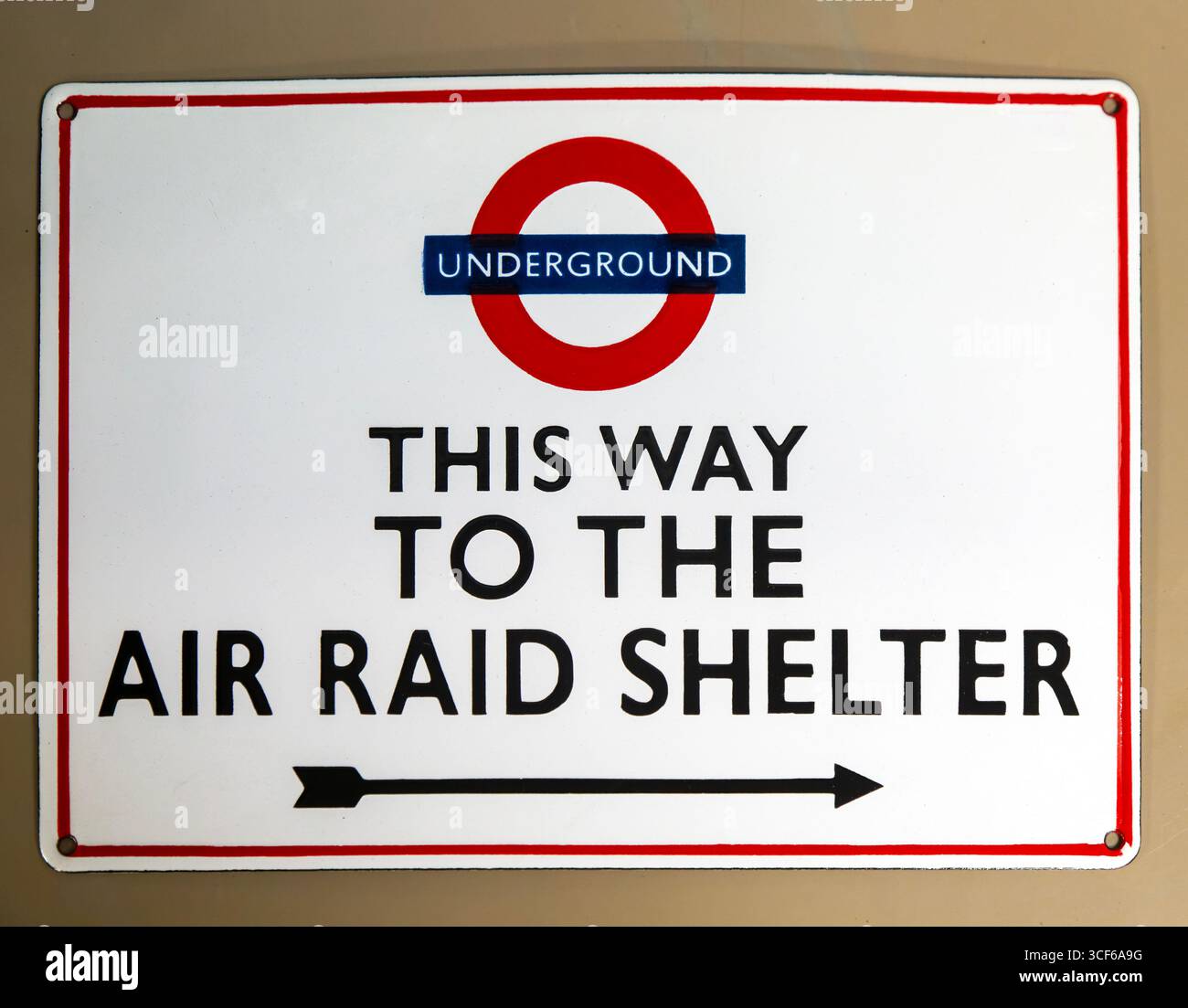 Reproduktion Replik Untergound Schild This Way to the Air RAID Shelter, ausgestellt im Auktionsraum zum Verkauf, Großbritannien Stockfoto