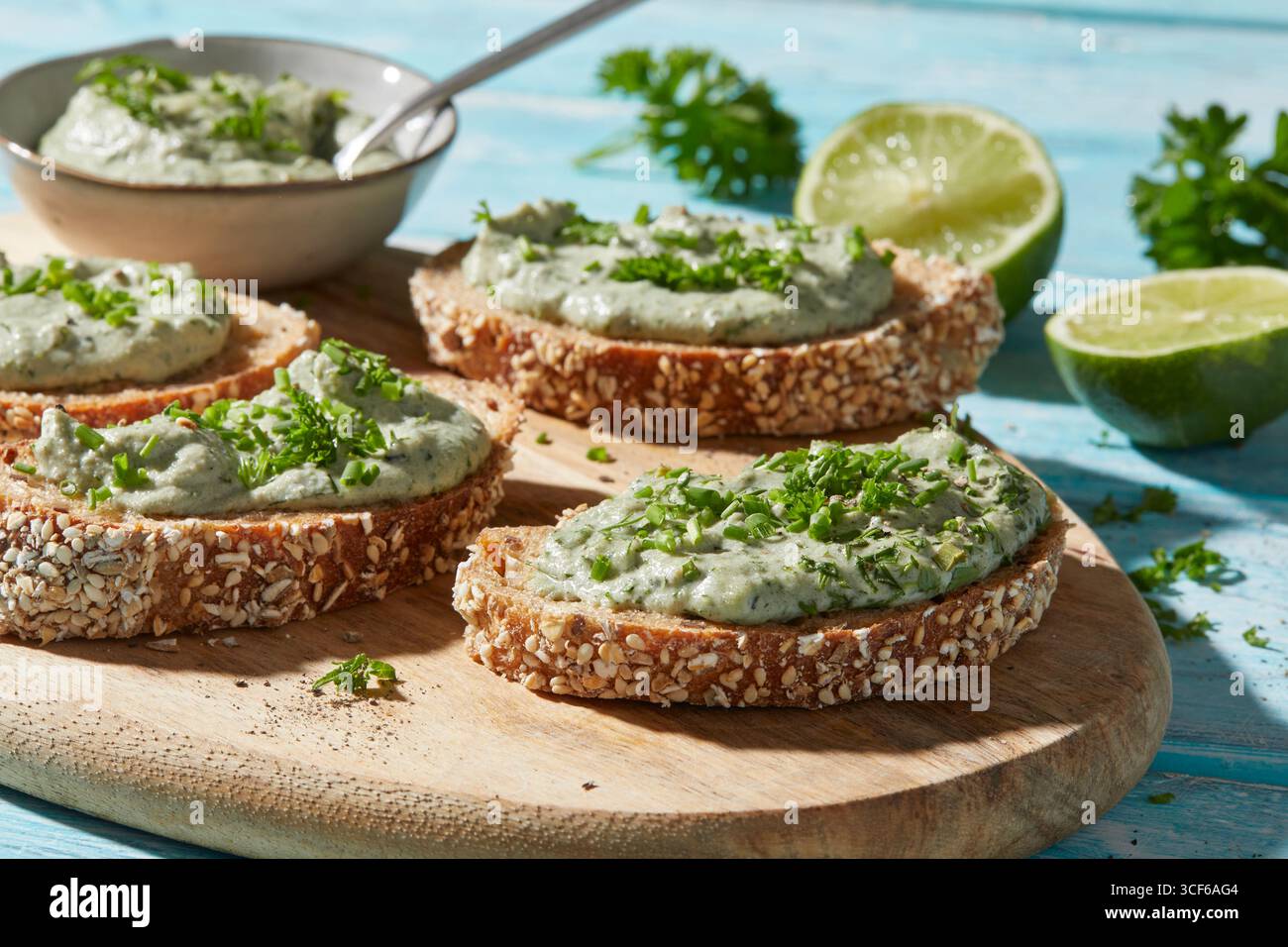 Chlorella-Aufstrich auf Brotscheiben Stockfoto