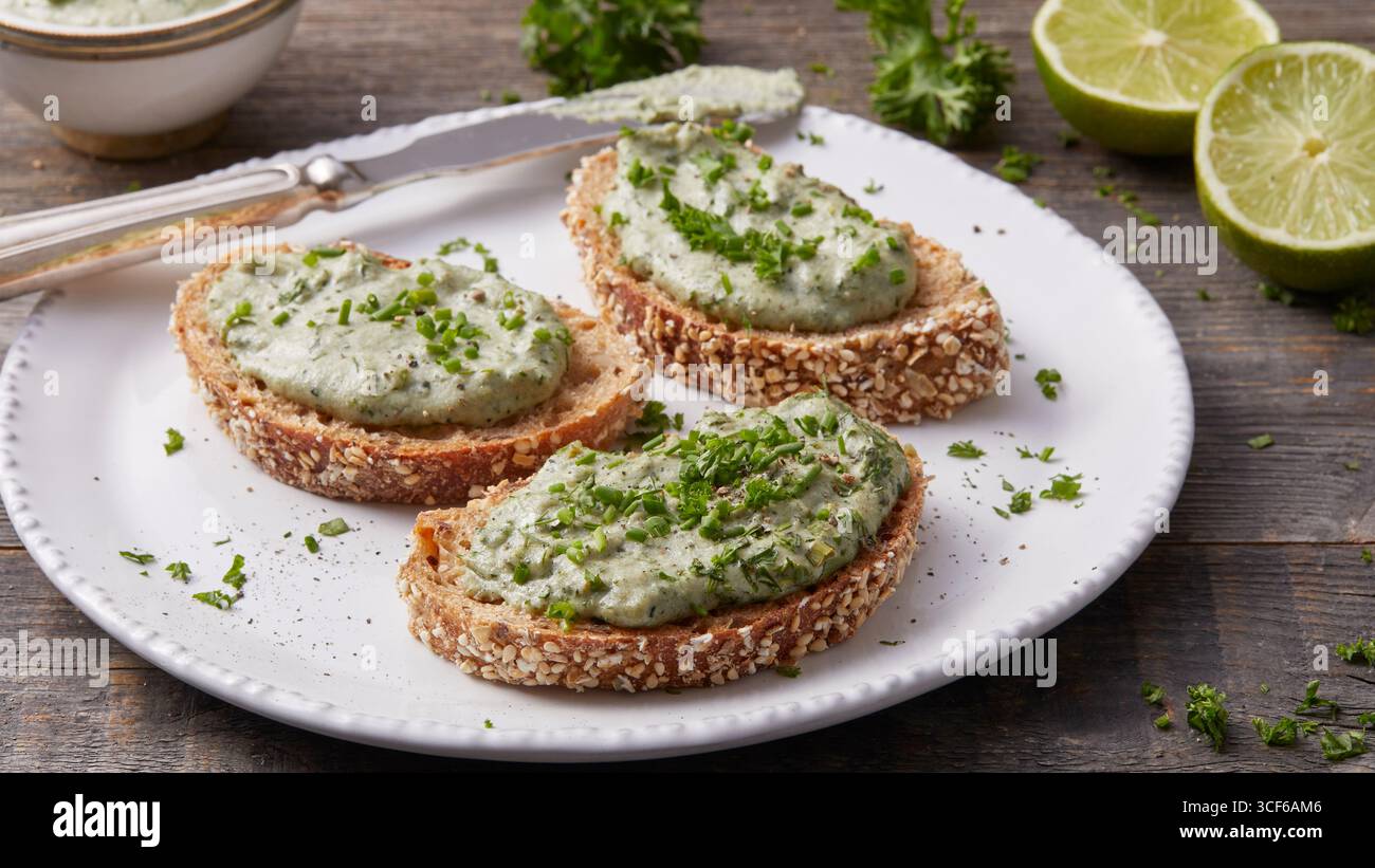 Chlorella-Aufstrich auf Brotscheiben Stockfoto