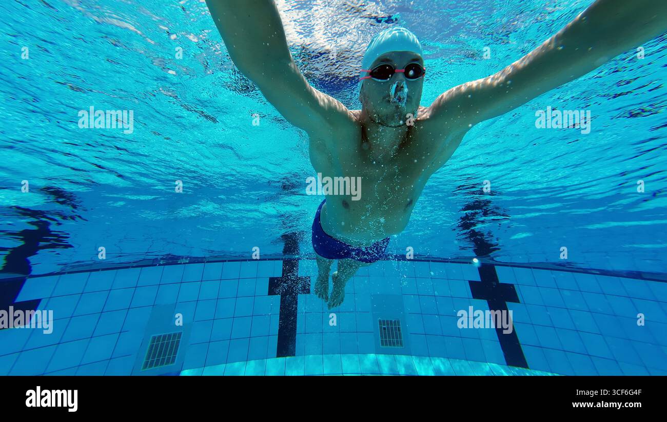Professioneller Schwimmer mit Schmetterling: Unterwasserblick Stockfoto