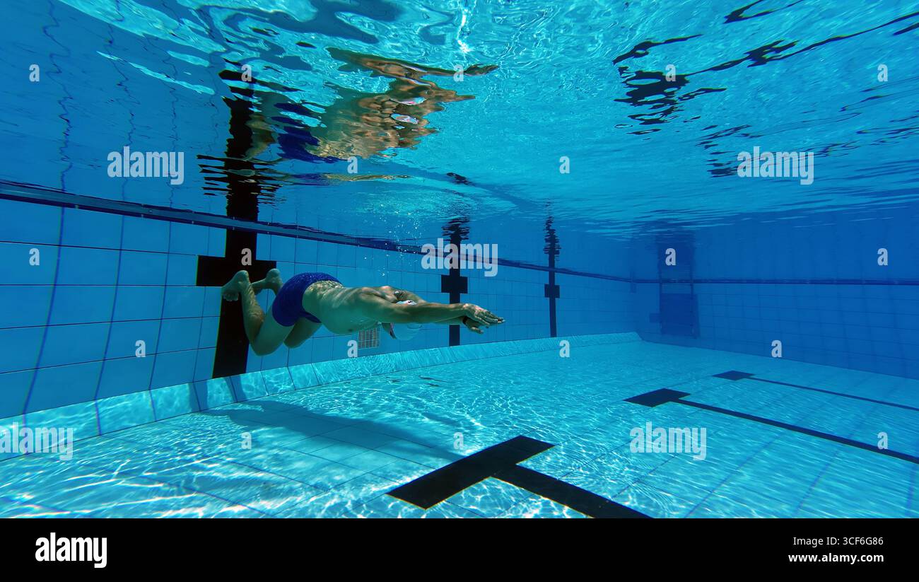 Professionelles Schwimmtraining unter Wasser im Schwimmbad Stockfoto