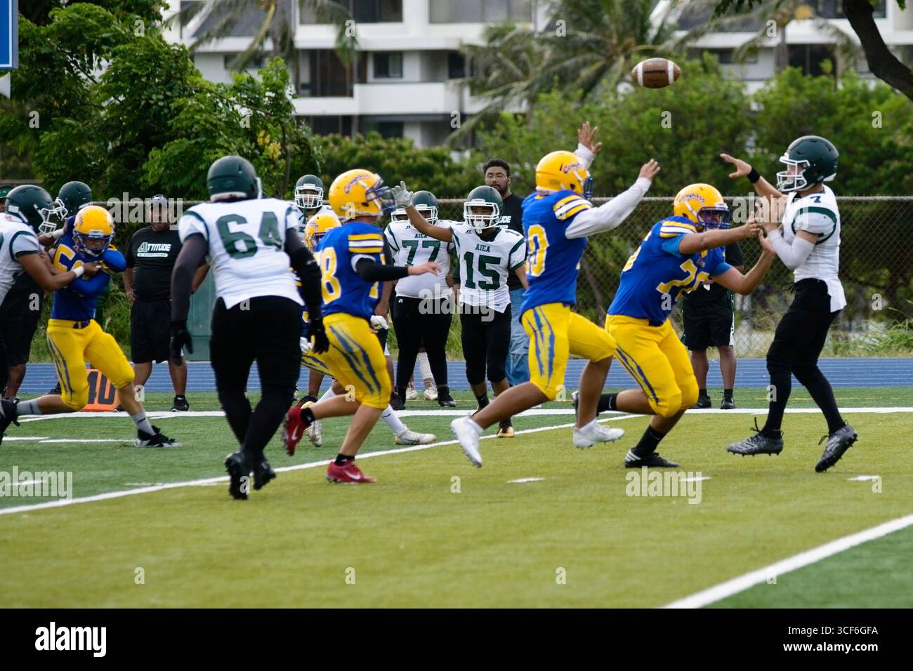 High School Quarterback startet einen Tiefpass, gefrorenen Mittelwurf mit Ball im Flug – perfekte Form, perfekte Fokussierung. Stockfoto