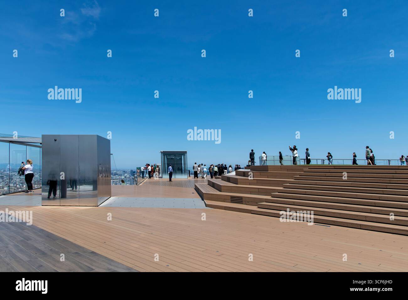 Tokio, Japan-3. Mai 2025; die 360-Grad-Aussichtsplattform auf dem Dach des Shibuya Sky Wolkenkratzers am Scramble Square mit Besuchern Stockfoto