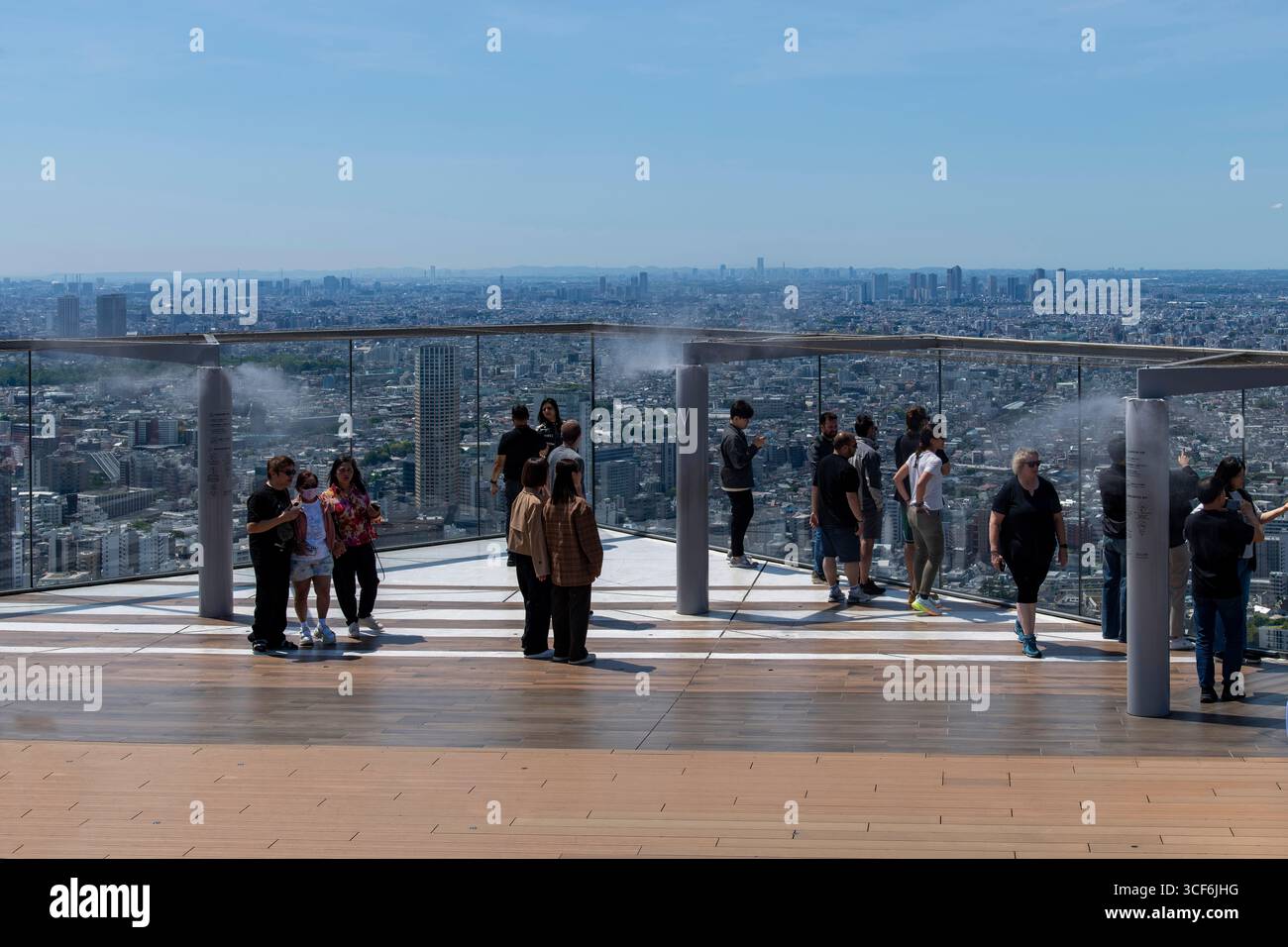 Tokio, Japan-3. Mai 2025; die 360-Grad-Aussichtsplattform auf dem Dach des Shibuya Sky Wolkenkratzers am Scramble Square mit Besuchern Stockfoto