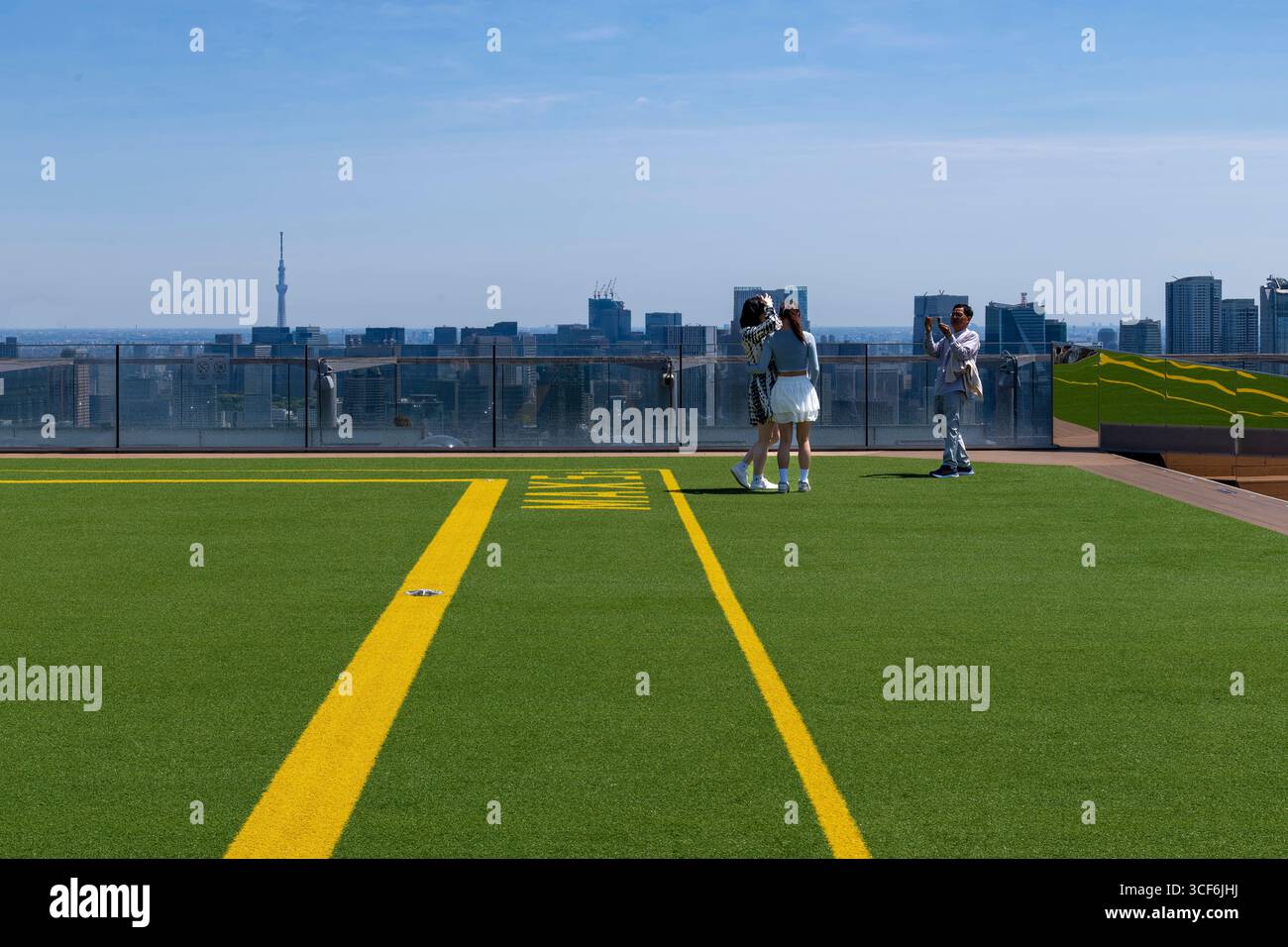 Tokio, Japan-3. Mai 2025; Menschen machen Fotos auf dem Hubschrauberlandeplatz von der 360-Grad-Aussichtsplattform unter freiem Himmel auf dem Dach der Skyscra Shibuya Sky Stockfoto