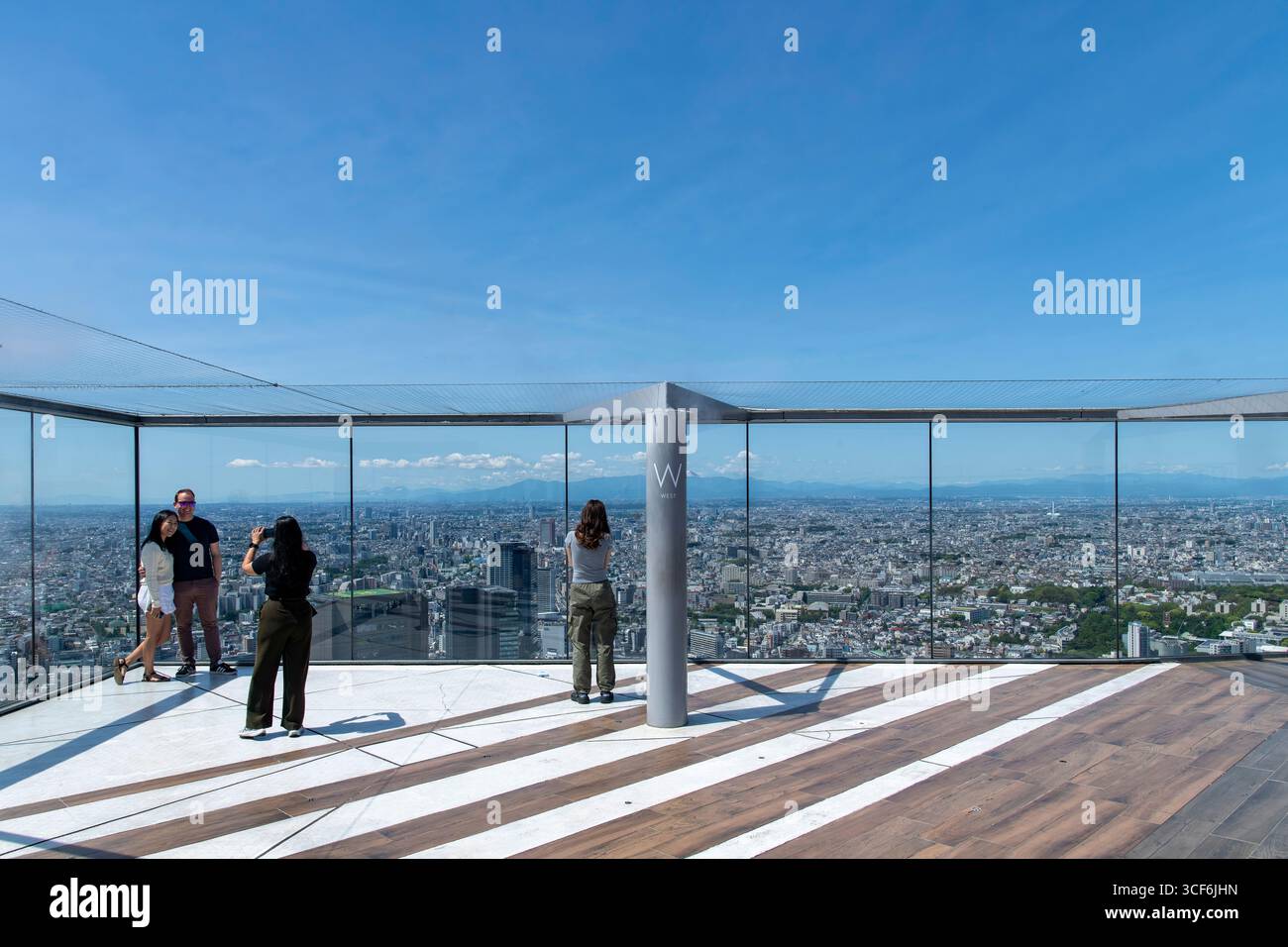 Tokio, Japan-3. Mai 2025; die 360-Grad-Aussichtsplattform auf dem Dach des Shibuya Sky Wolkenkratzers am Scramble Square mit Besuchern Stockfoto