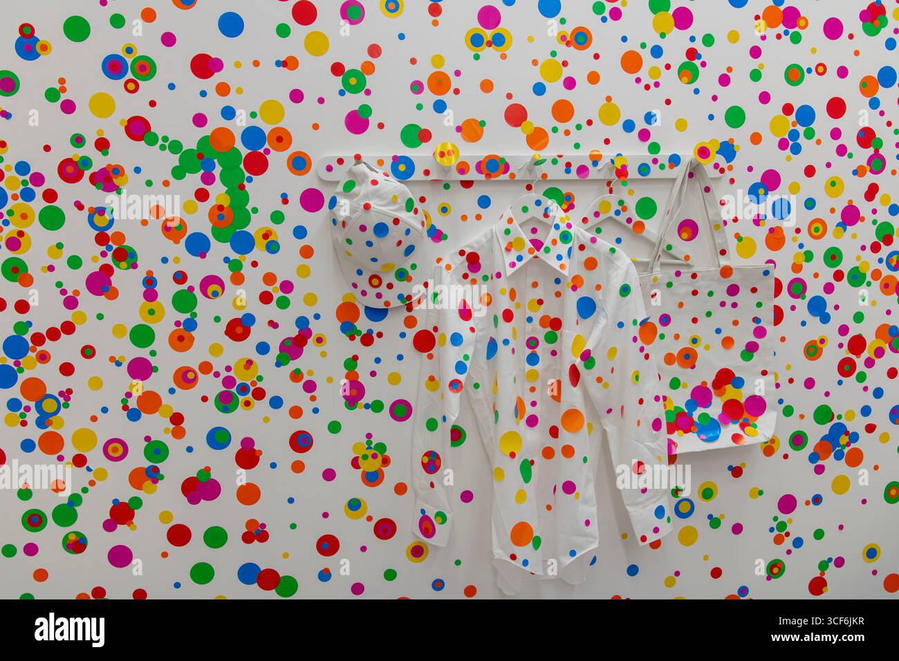 Tokio, Japan-6. Mai 2025; interaktive Kunstinstallation The Obliteration Room des Künstlers Yayoi Kusama, ausgestellt im Yayoi Kusama Museum Stockfoto