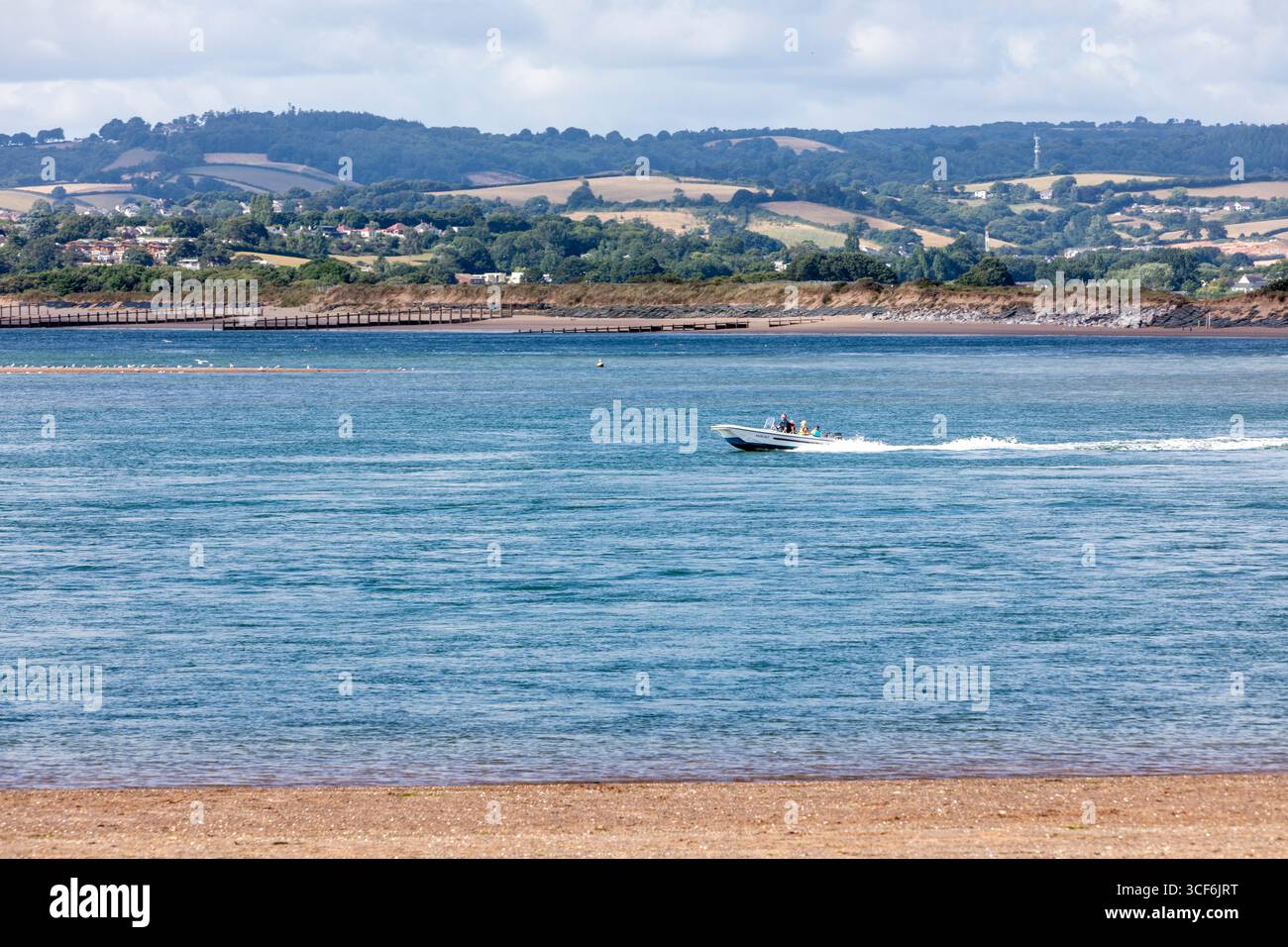 Ein Schnellboot an der Mündung des Flusses exe, Exmouth, Devon Stockfoto