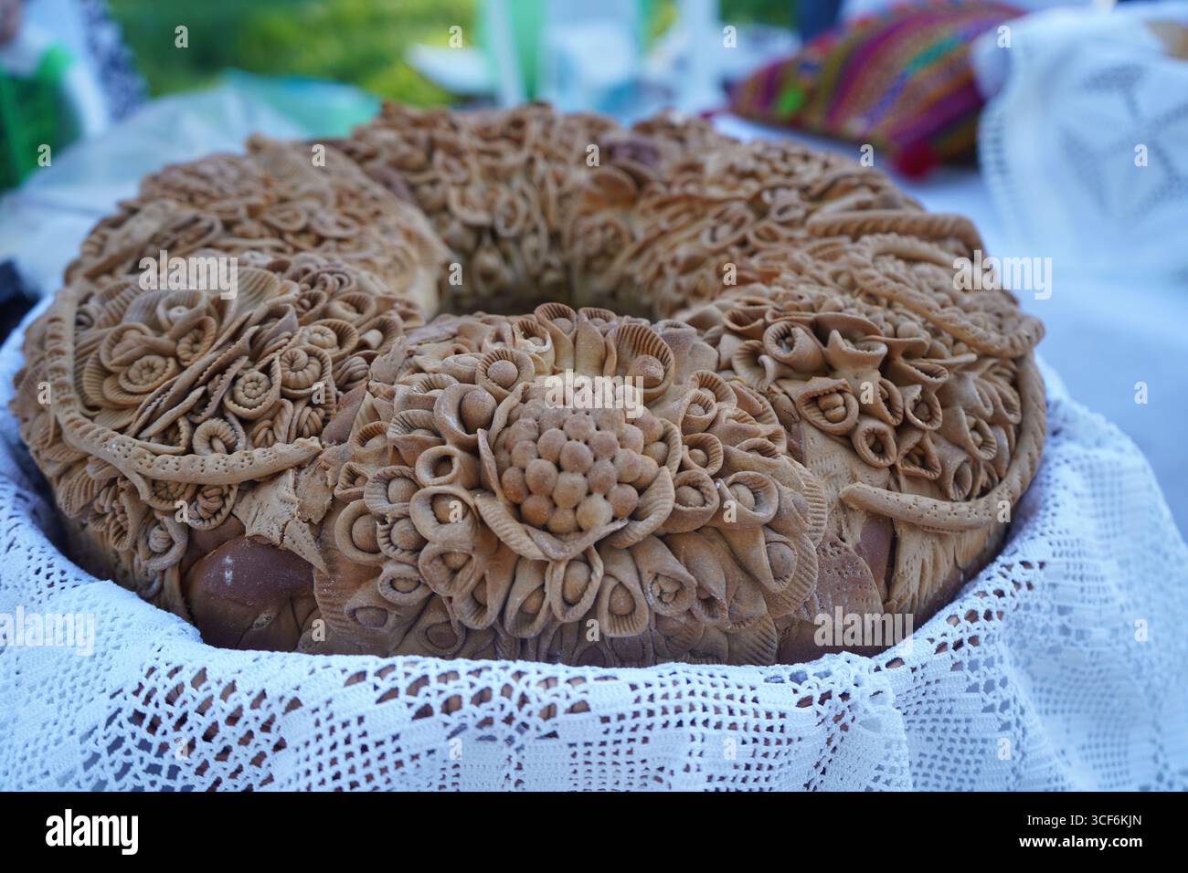 Exquisites kretisches „Xobliasti Kouloura“, ein traditionelles griechisches Hochzeits- und Taufbrot, wunderschön dekoriert mit handgefertigten Teigmustern. Stockfoto