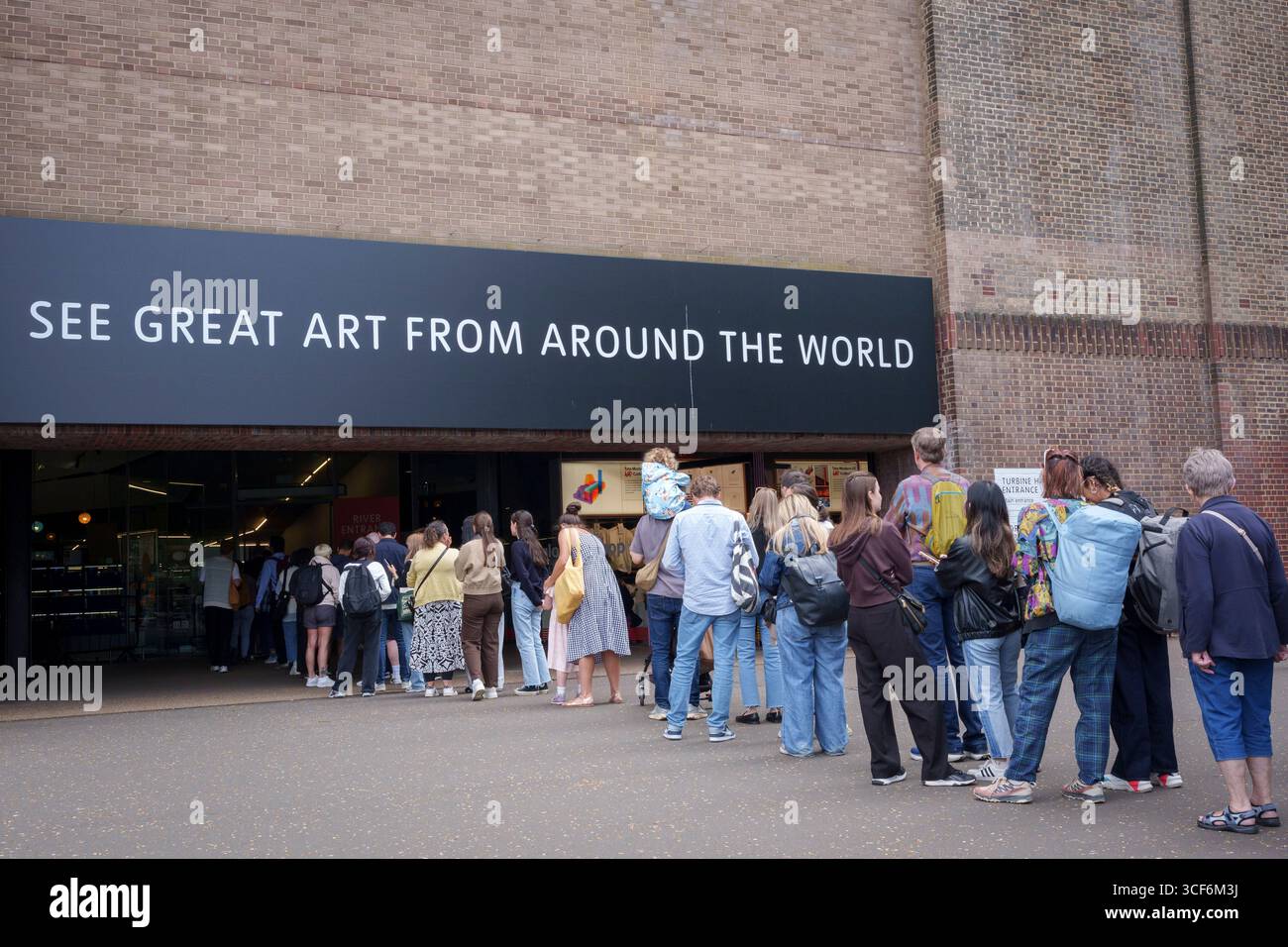 Mitglieder der Art Loving Public Schlange, um die Tate Modern Contemporary Art Gallery in Bankside am 20. August 2025 in London, England, zu betreten. Stockfoto Mitglieder der Art Loving Public Schlange, um die Tate Modern Contemporary Art Gallery in Bankside am 20. August 2025 in London, England, zu betreten. Stockfoto