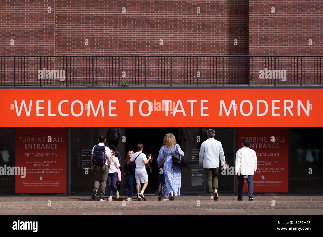 Die Besucher betreten die Galerie Tate Modern Contemporary Art am 20. August 2025 in London. Stockfoto Die Besucher betreten die Galerie Tate Modern Contemporary Art am 20. August 2025 in London. Stockfoto