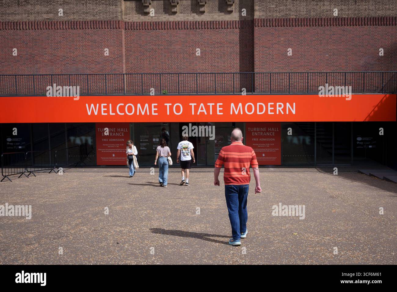 Die Besucher betreten die Galerie Tate Modern Contemporary Art am 20. August 2025 in London. Stockfoto Die Besucher betreten die Galerie Tate Modern Contemporary Art am 20. August 2025 in London. Stockfoto
