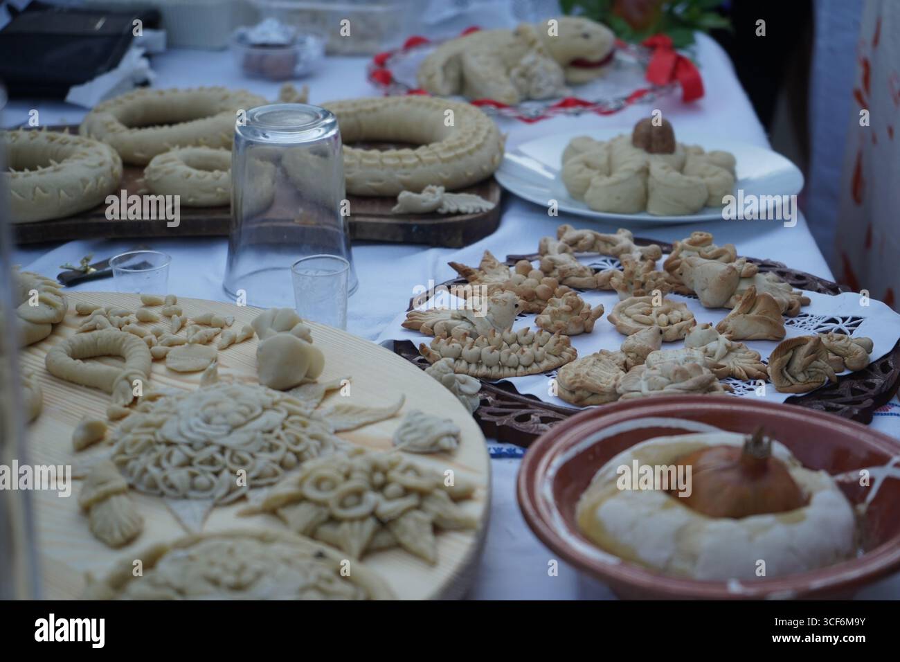 Wunderschön komplizierte Xompliasta Koulourakia, traditionelle kretische dekorative Kekse als Geschenke bei Hochzeiten und Taufen. Stockfoto
