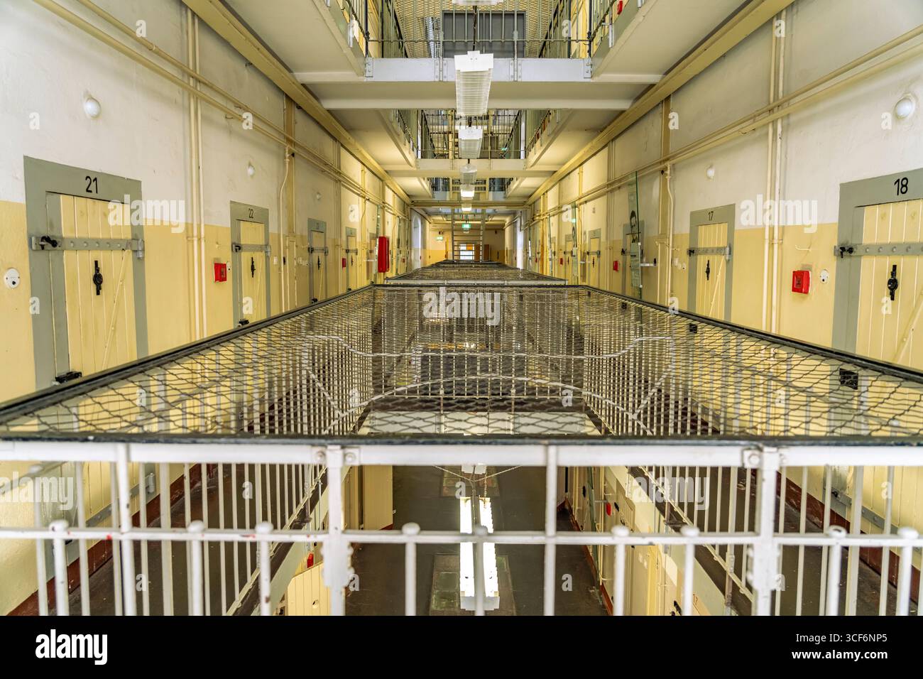 Das ehemalige Stasi-Gefängnis Bautzen II, heute Gedenkstätte in Bautzen, Oberlausitz, Sachsen, Deutschland | Inneres des ehemaligen Stasi-Gefängnisses Baut Stockfoto