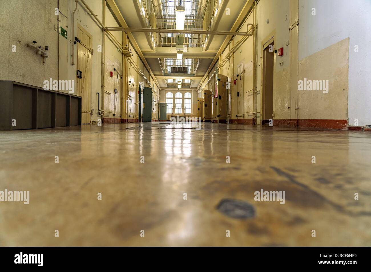 Das ehemalige Stasi-Gefängnis Bautzen II, heute Gedenkstätte in Bautzen, Oberlausitz, Sachsen, Deutschland | Inneres des ehemaligen Stasi-Gefängnisses Baut Stockfoto