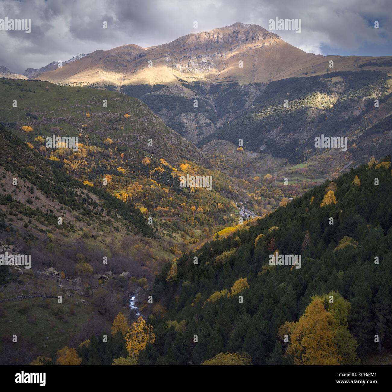 Eingebettet in Pallars Jussa, zeigt Vall Fosca einen atemberaubenden Teppich aus Herbstlaub vor zerklüfteten Gipfeln, Katalonien Stockfoto