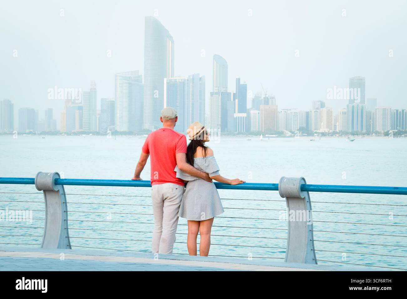 Kaukasische Touristen romantische Paare stehen zusammen und genießen das Panorama der Skyline auf dem malerischen Aussichtspunkt in Abu dhabi. Besuchen Sie die Reise Sightseeing VAE Concept Stockfoto