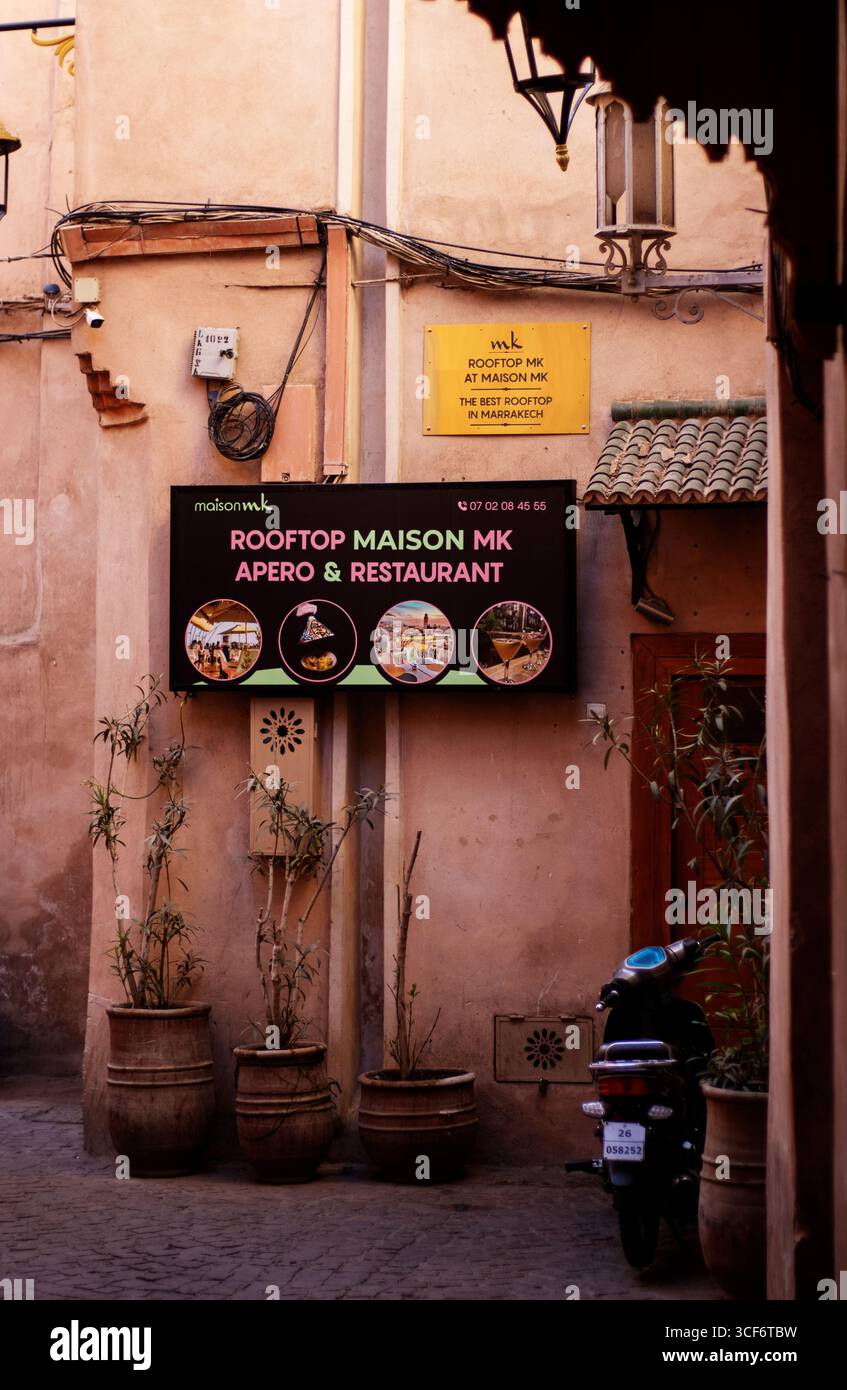 MARRAKESCH, MAROKKO - 16. MAI 2024 Straßenschild für das Maison MK Apero und Restaurant in der Altstadt Stockfoto