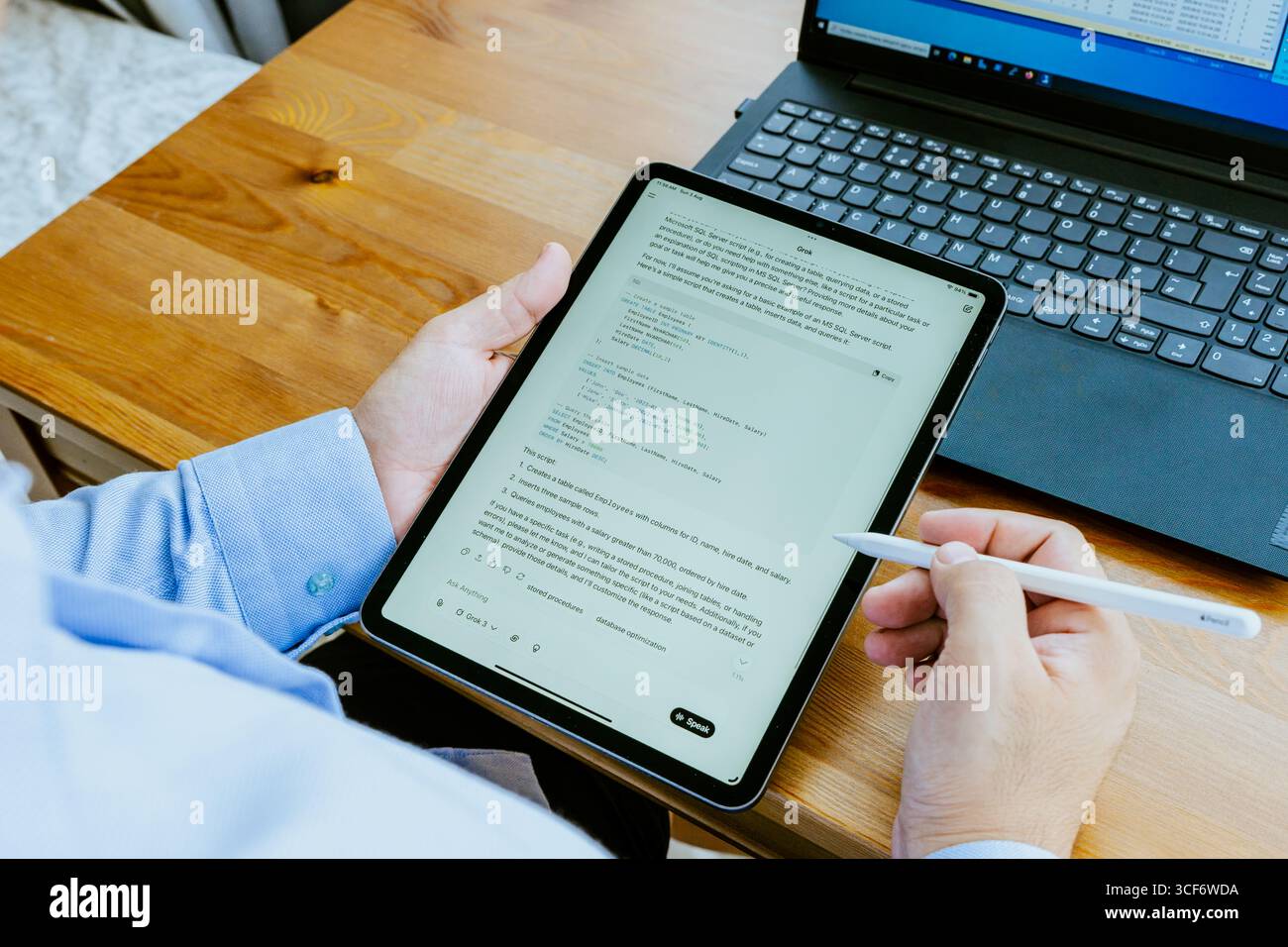 Erwachsener Mann mit OFFENEM AI ChatGPT auf einem Smartphone. Technik der künstlichen Intelligenz. Smartphone-Nahaufnahme. Männliche Hände benutzen KI am Telefon. Hohe Qualität Stockfoto