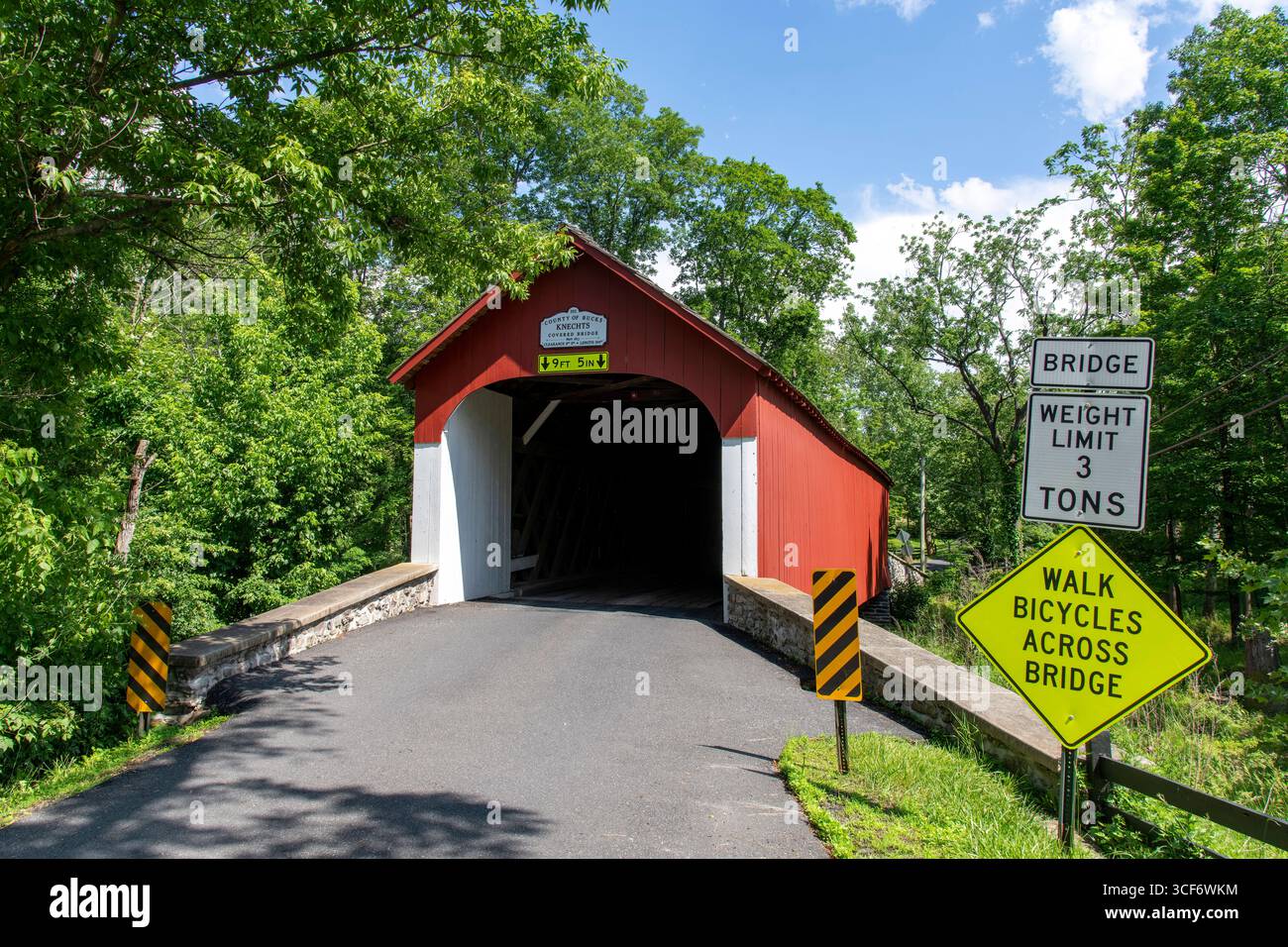 Die historische überdachte Brücke von Knecht in Springfield Township, Bucks County, überquert den Cooks Creek auf der Knecht Bridge Road südlich von Springtown, PA, USA Stockfoto
