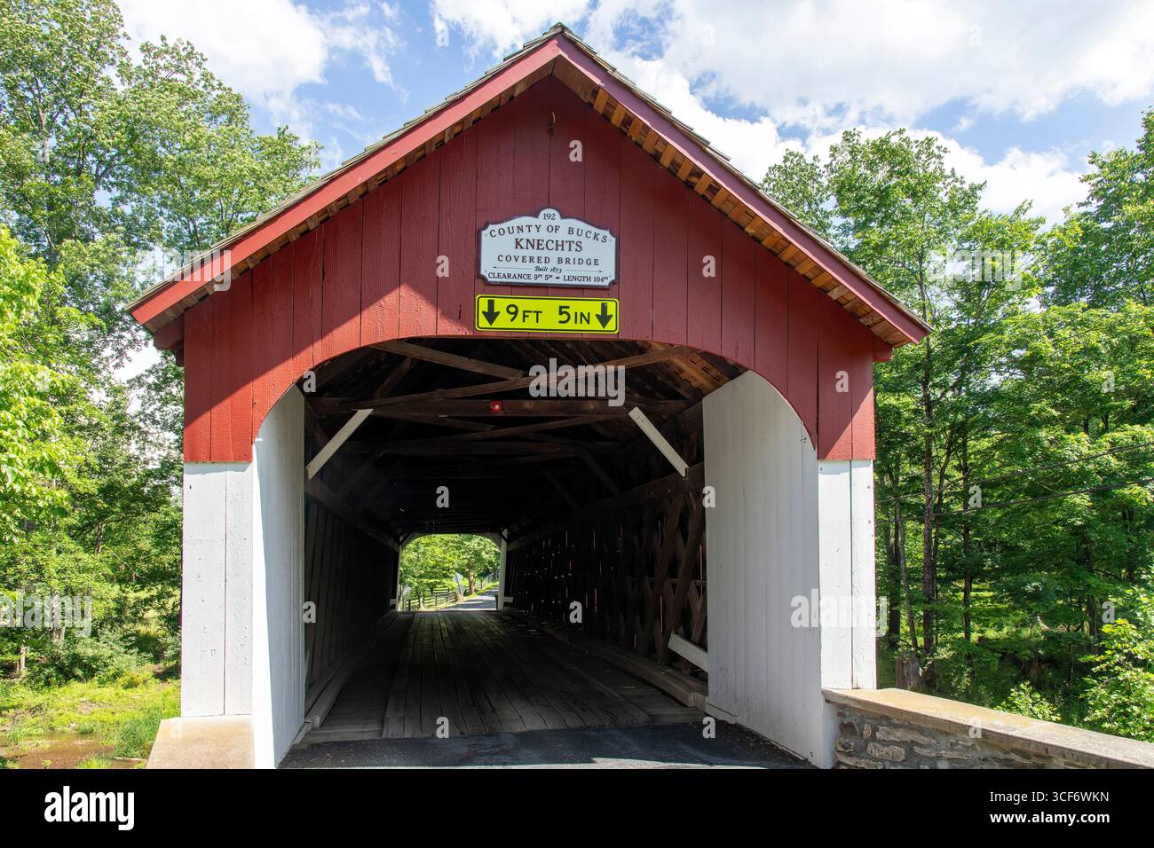Die historische überdachte Brücke von Knecht in Springfield Township, Bucks County, überquert den Cooks Creek auf der Knecht Bridge Road südlich von Springtown, PA, USA Stockfoto