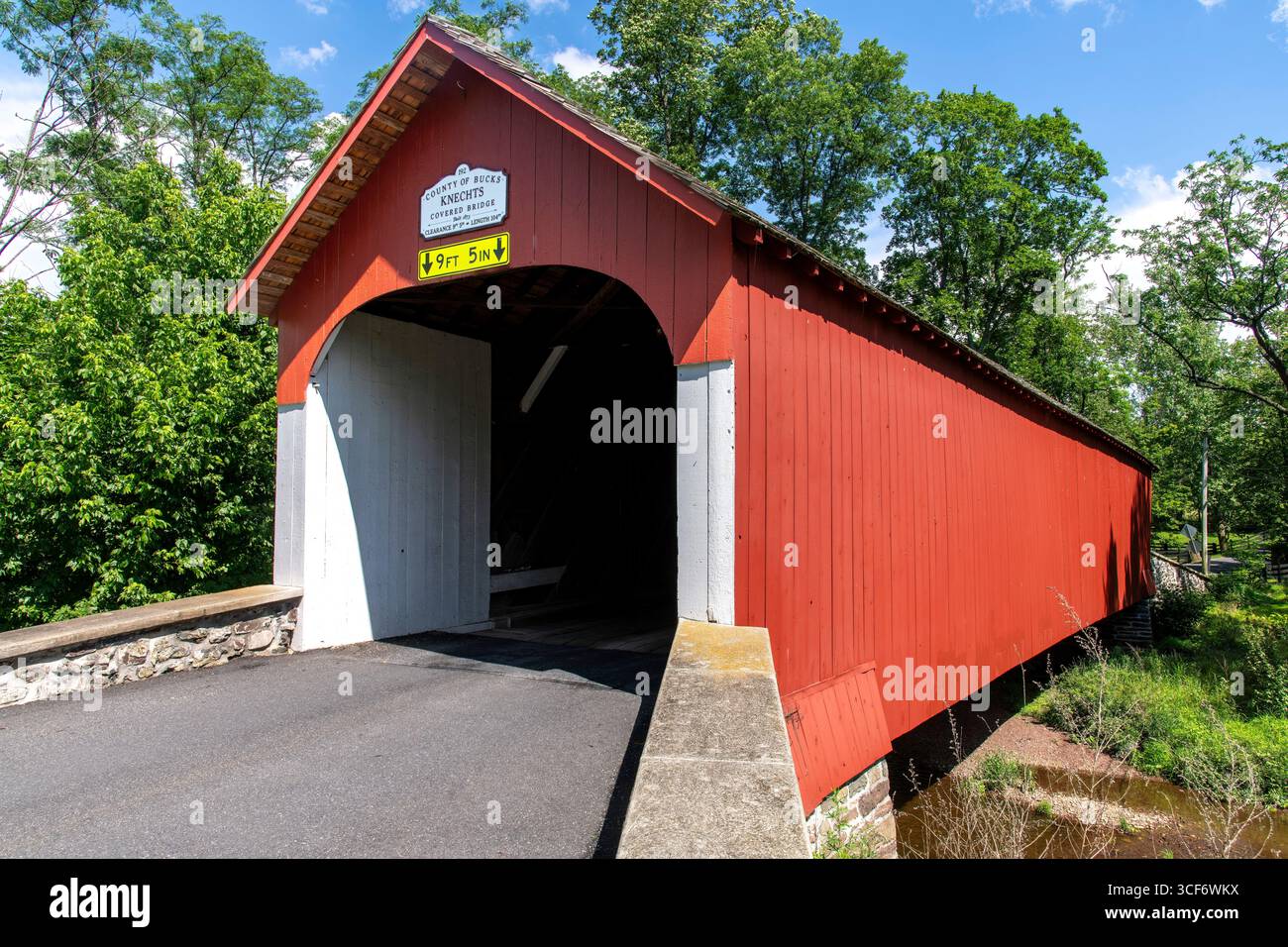 Die historische überdachte Brücke von Knecht in Springfield Township, Bucks County, überquert den Cooks Creek auf der Knecht Bridge Road südlich von Springtown, PA, USA Stockfoto