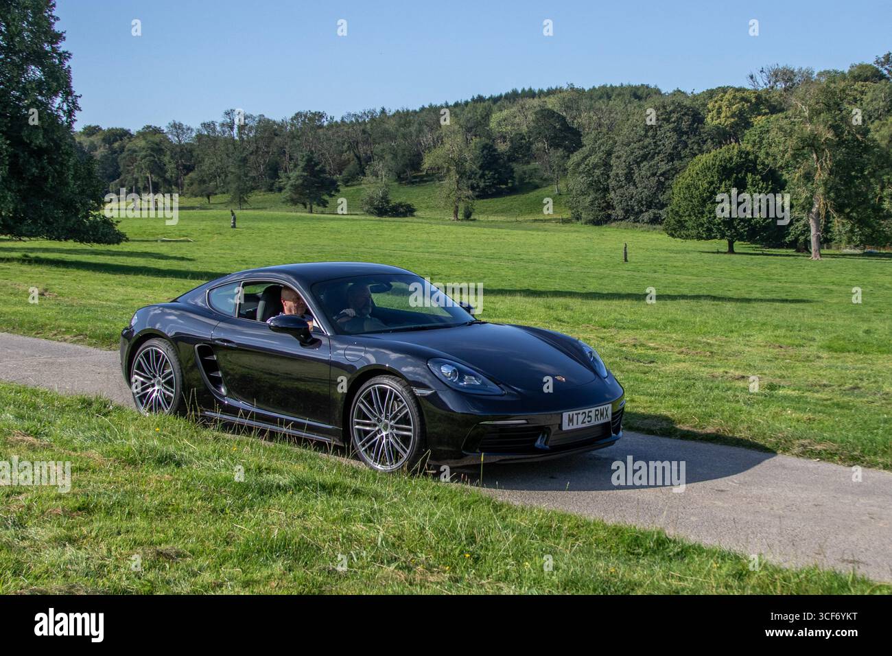 2025 Black Porsche 718 Cayman S-A T 300 PDK Auto Start/Stopp Car Coupe Benzinmotor 1988 ccm; Renntag-Fans von Hochleistungsfahrzeugen zeigen auf dem Leighton Hall Estate, Carnforth, Großbritannien Stockfoto