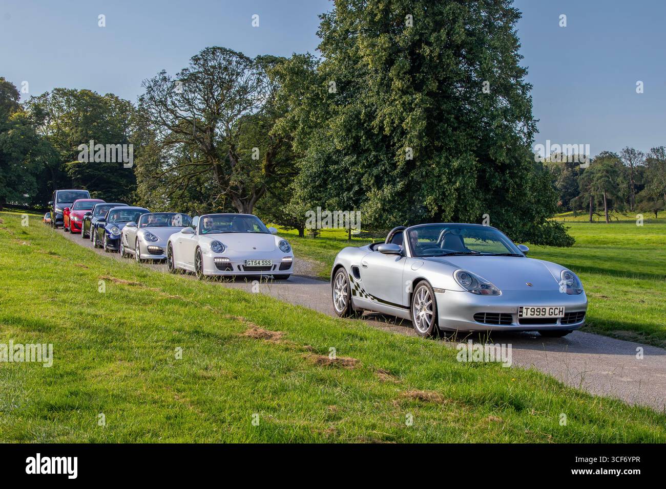 Porsche-Klassiker unter der Leitung von Silver Porsche Boxster Roadster Benzinmotor 3200 ccm bei Renntag auf dem Leighton Hall Estate, Carnforth, Großbritannien Stockfoto