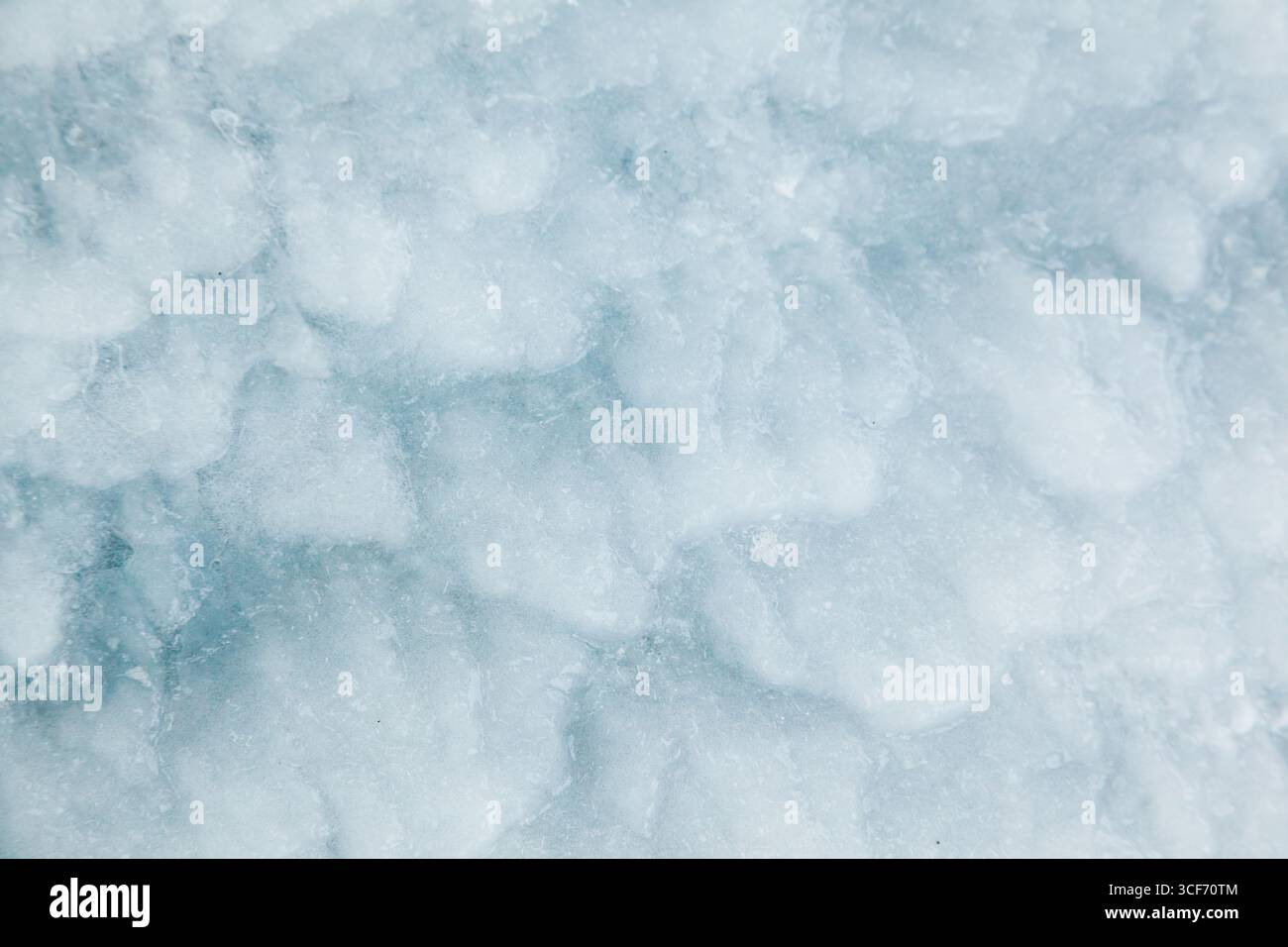 Gefrorene, unebene, eiskalte Textur, Nahaufnahme. Raues Eis. Stockfoto