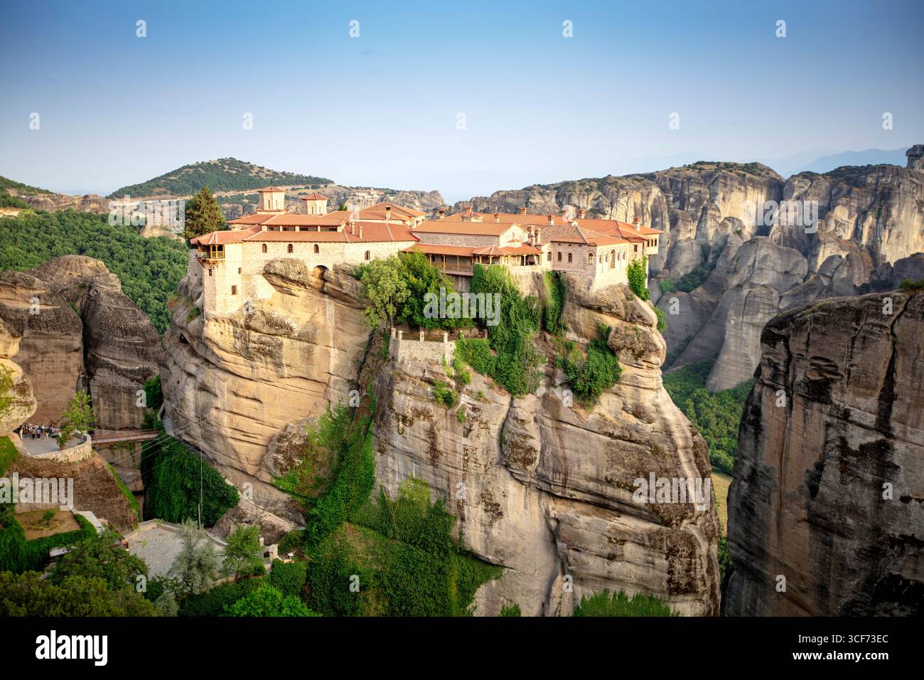 Meteora-Klöster in Griechenland, UNESCO-Weltkulturerbe mit byzantinischen Klöstern, die auf dramatischen Felspfeilern und Berglandschaften thronen Stockfoto