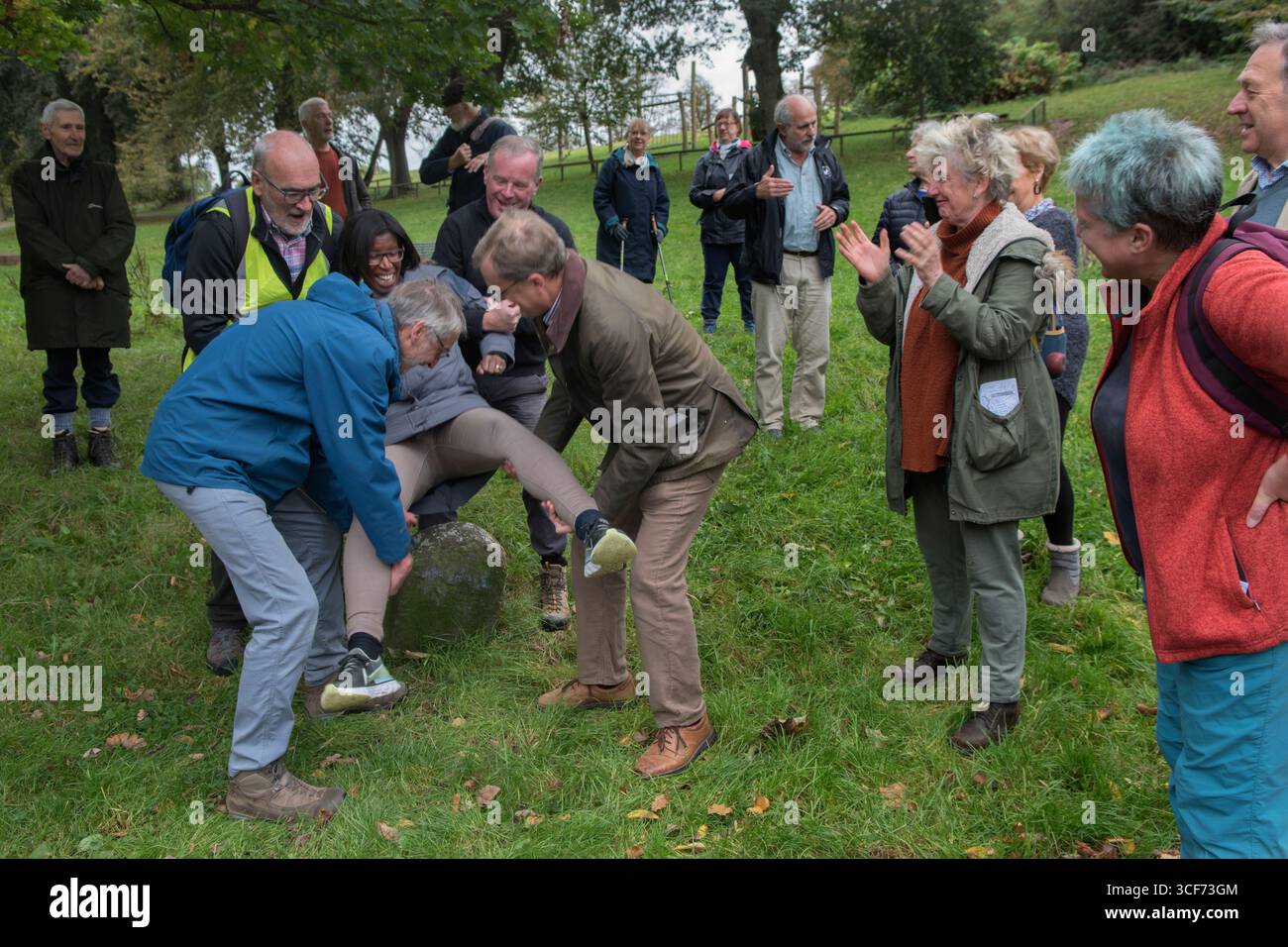 St. Mary Redcliffe, Kirche Wasserpfeife Walk Bristol. Im Victoria Park wird traditionell jeder Wanderer, der noch nicht auf dem Pipe Walk war, „bestoßen“. Dies wird auf dem letzten Grabstein ausgeführt, der den Weg der Pfeife anzeigt. Sie werden vier- oder fünfmal angestoßen. Der Priester, die Kirchwärter und die Pfarrer gehen einmal im Jahr den Weg der Pfeife, um Anspruch auf die Kirchenstiftungen zu erheben und das Wegerecht zu erhalten. Bristol, England 23. Oktober 2021 2020, UK HOMER SYKES Stockfoto