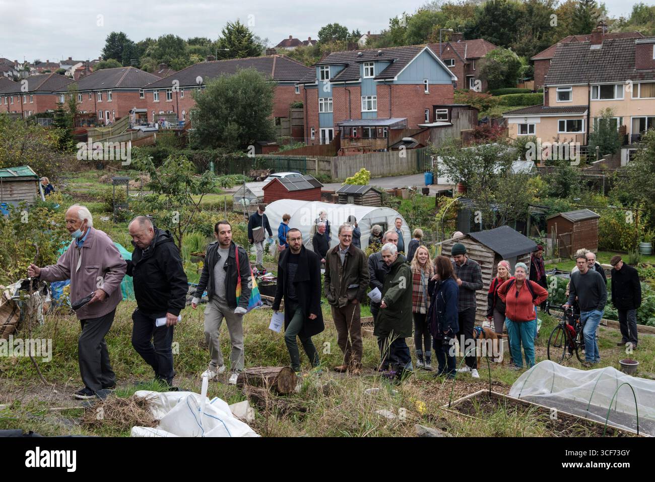 St Mary Redcliffe Water Pipe Walk, Wingfield Road Schrecke Bristol. Kirchengemeinden gehen einmal im Jahr den Weg der Pfeife, um Anspruch auf die Kirchenstiftungen zu erheben und das Wegerecht zu erhalten. Die ursprüngliche Bleileitung verläuft 2.750 Meter von Knowle Hill bis zur St. Mary's Church Redcliffe. Das Rohr wurde 1190 zum ersten Mal verlegt und in viktorianischer Zeit durch ein 4-Zoll-Gusseisenrohr ersetzt. Bristol, England 23. Oktober 2021 2020, UK HOMER SYKES Stockfoto