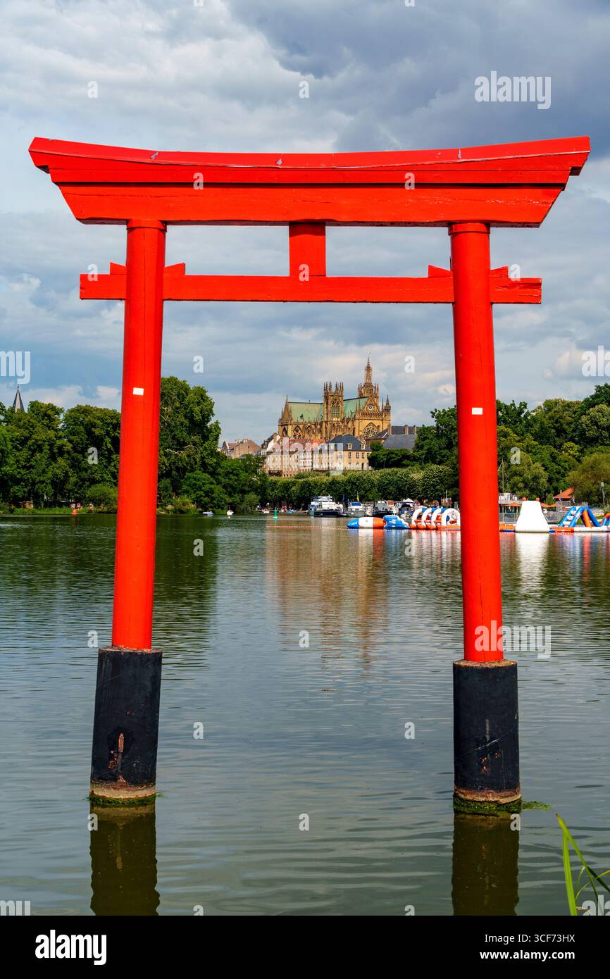 Japanischer Torbogen am See in Metz, Kathedrale des heiligen Stephanus, Cathedrale Saint Etienne, Kathedrale Metz, Frankreich, Europa Stockfoto