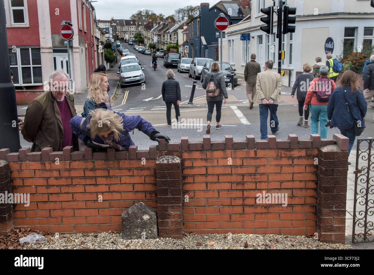 St. Mary Redcliffe, Church Water Pipe Walk, Bristol. Der Priester, die Kirchwärter und die Pfarrer gehen einmal im Jahr den Weg der Pfeife, um Anspruch auf die Kirchenstiftungen zu erheben und das Wegerecht zu erhalten. Geher untersuchen den Grabstein, der den Weg der Pfeife hinter einer Vorstadtmauer anzeigt. Bristol, England 23. Oktober 2021 2020, UK HOMER SYKES Stockfoto