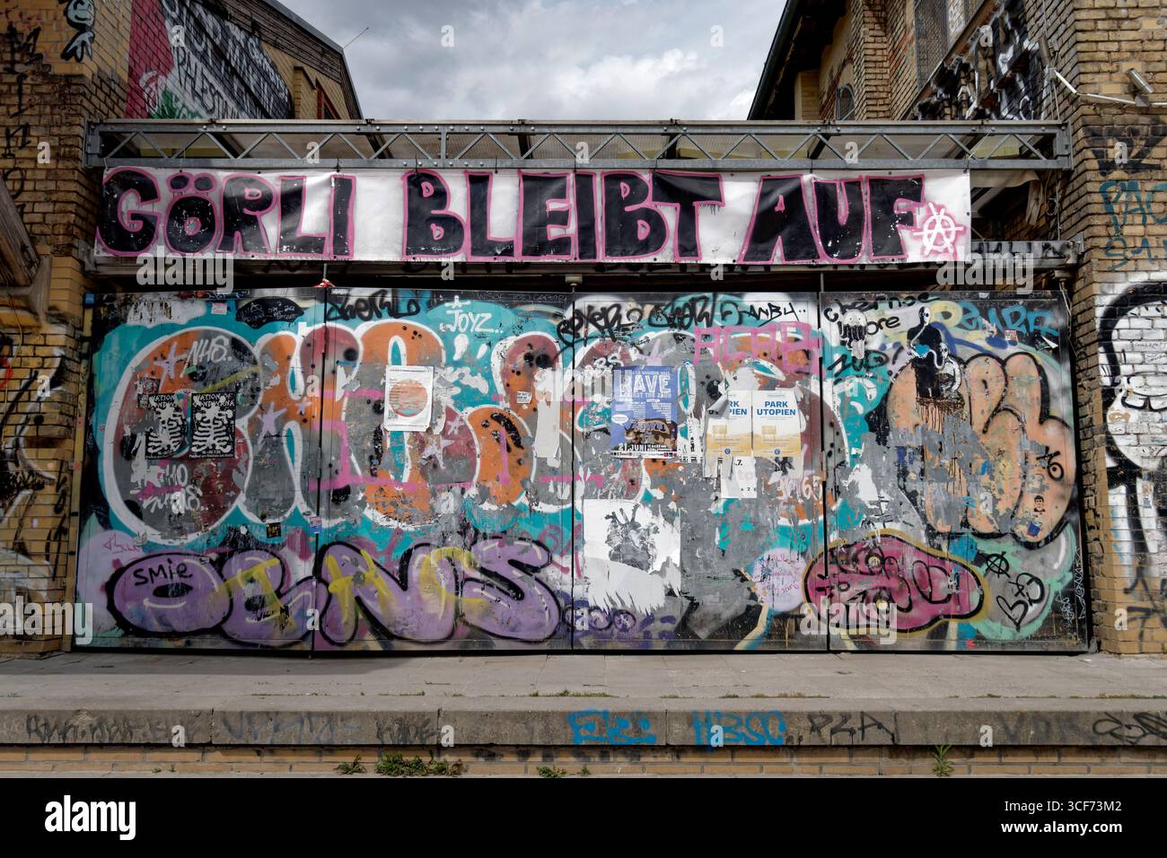 Görlitzer Park, " der Görli bleibt auf ". Protestplakat gegen Mauerbau im Görlitzer Park, Friedrichshain-Kreuzberg, Berlin Stockfoto