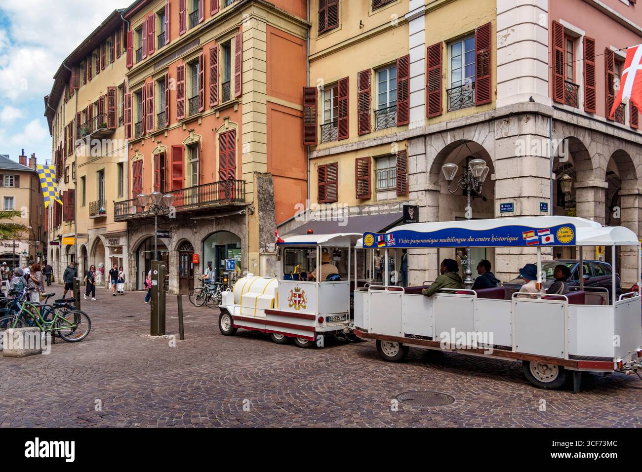 Plage Saint-Leger, Le Petit Train de Chambery, Bummelzug für Touristen, Chambery, Haute Savoie, Frankreich, Auvergne-Rhone-Alpes, Europa Stockfoto