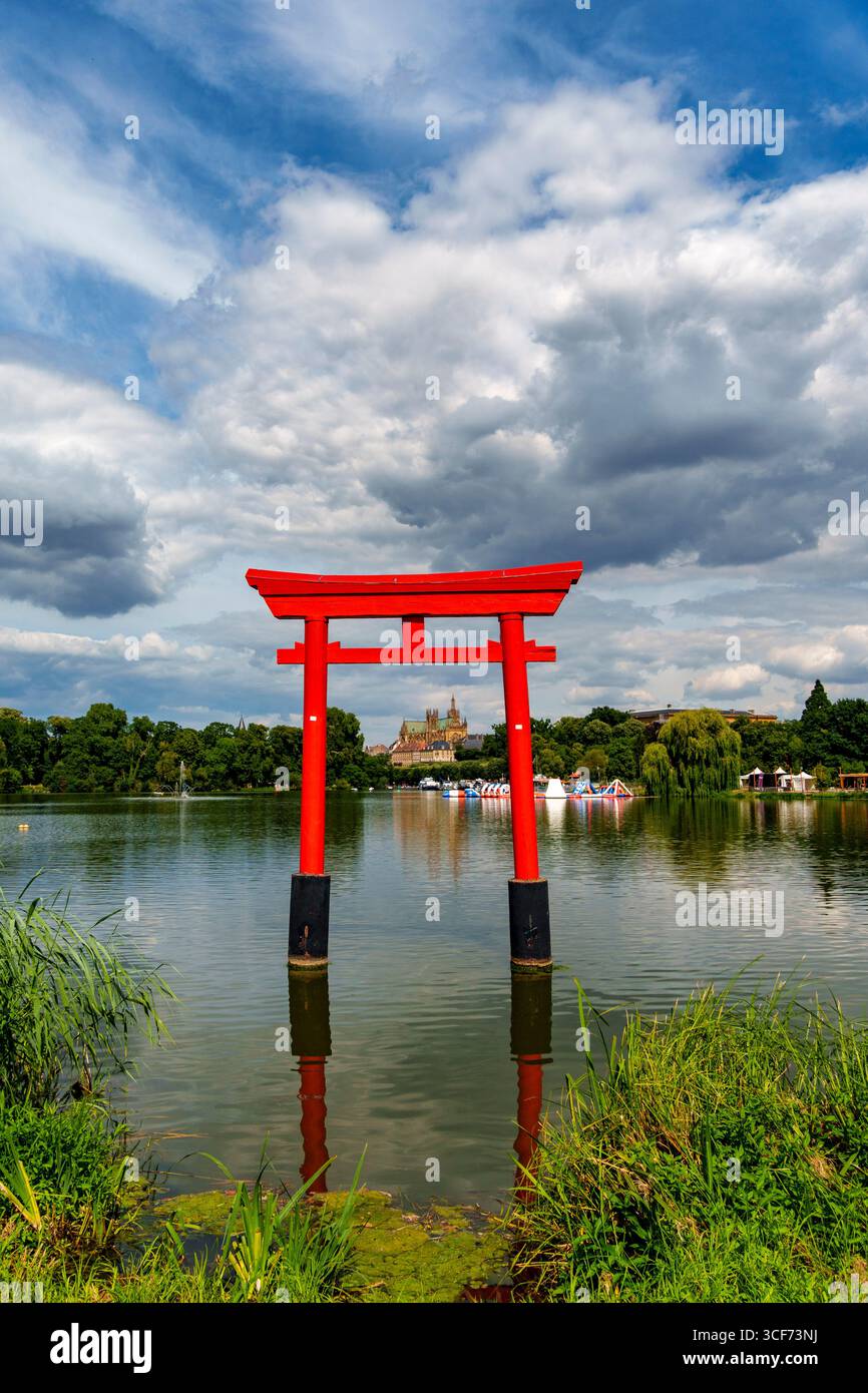 Japanischer Torbogen am See in Metz, Kathedrale des heiligen Stephanus, Cathedrale Saint Etienne, Kathedrale Metz, Frankreich, Europa Stockfoto