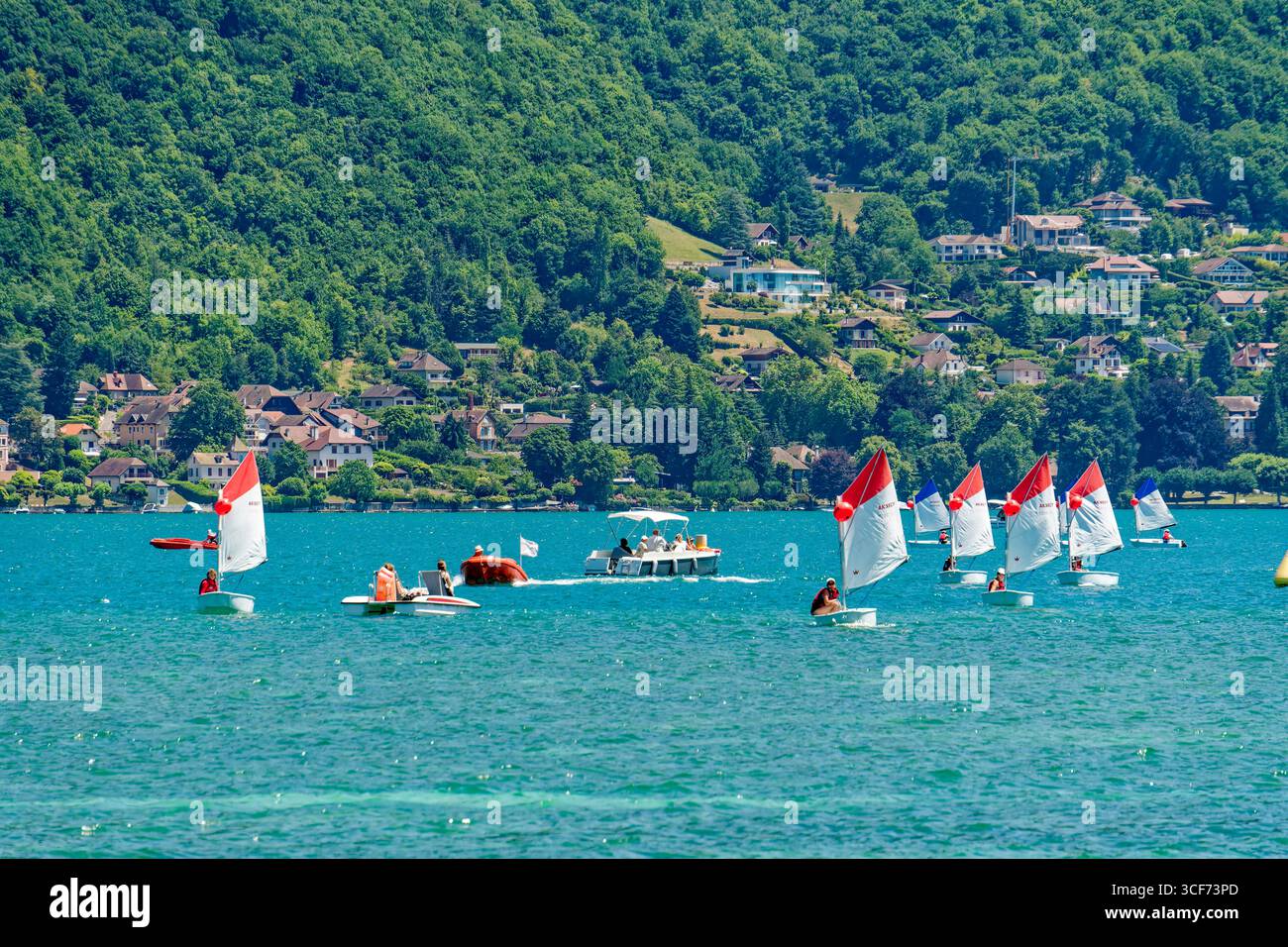 LAC d’Annecy , Annecy , siehe, Ausflugsboot, Tretboote, Segelboote, Wassersport, Haute Savoie, Frankreich, Auvergne-Rhone-Alpes, Europa Stockfoto