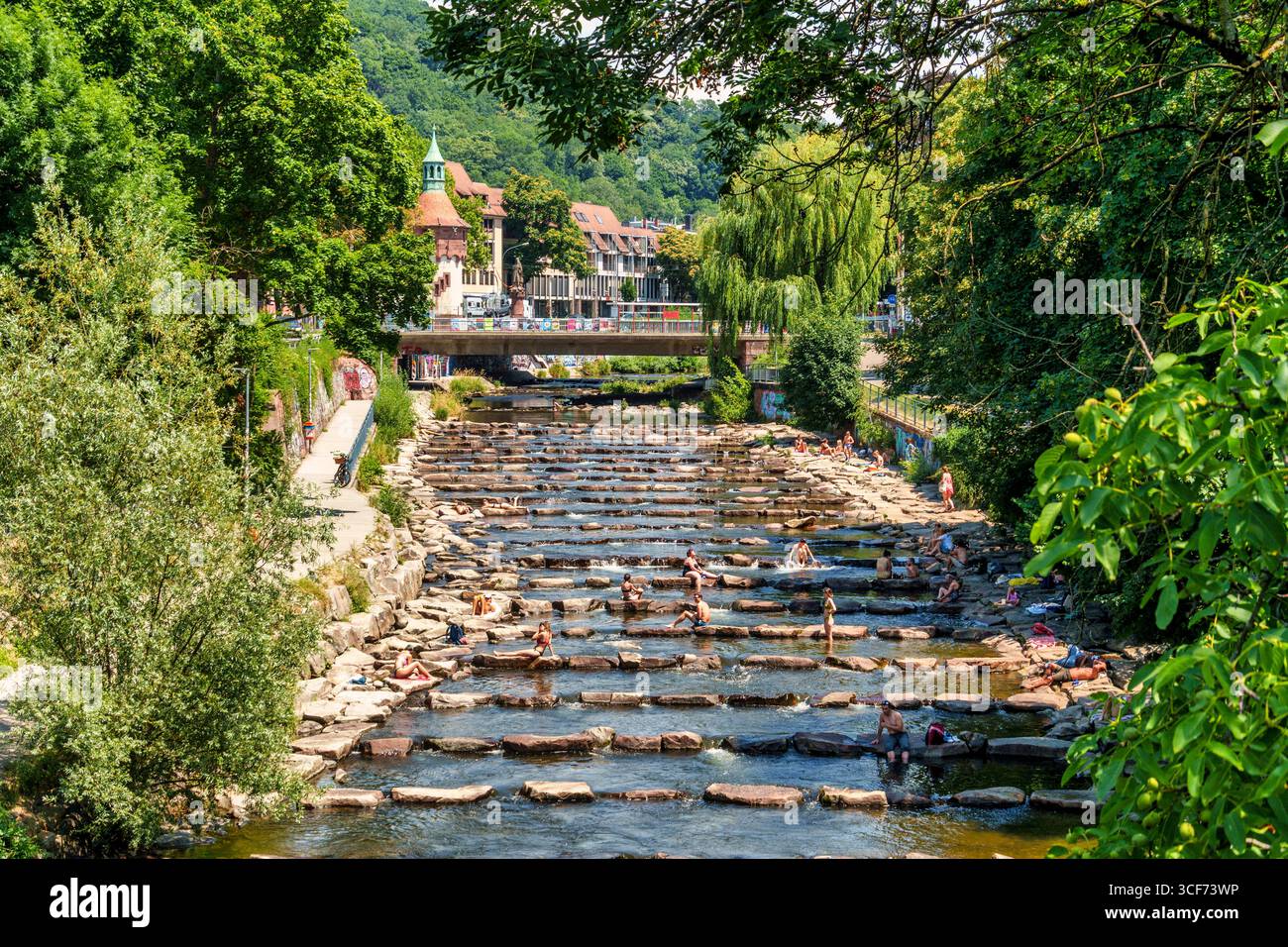 Abkühlung bei Sommerhitze in der Dreisam, Wassertreppen , Badestelle, Freiburg, Breisgau, Baden-Württemberg, Deutschland Stockfoto
