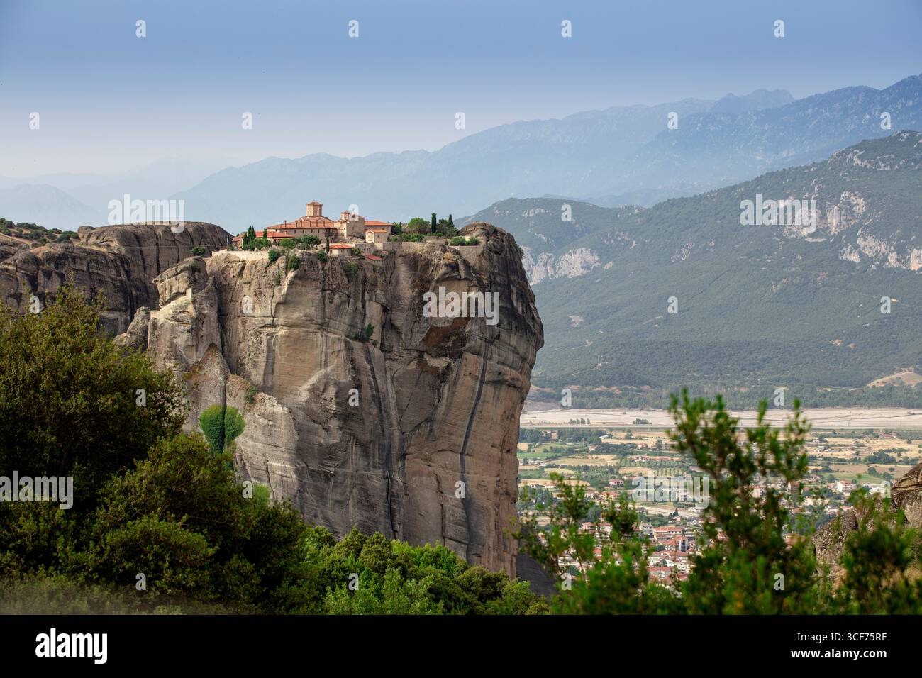 Meteora-Klöster in Griechenland, UNESCO-Weltkulturerbe mit byzantinischen Klöstern, die auf dramatischen Felspfeilern und Berglandschaften thronen Stockfoto