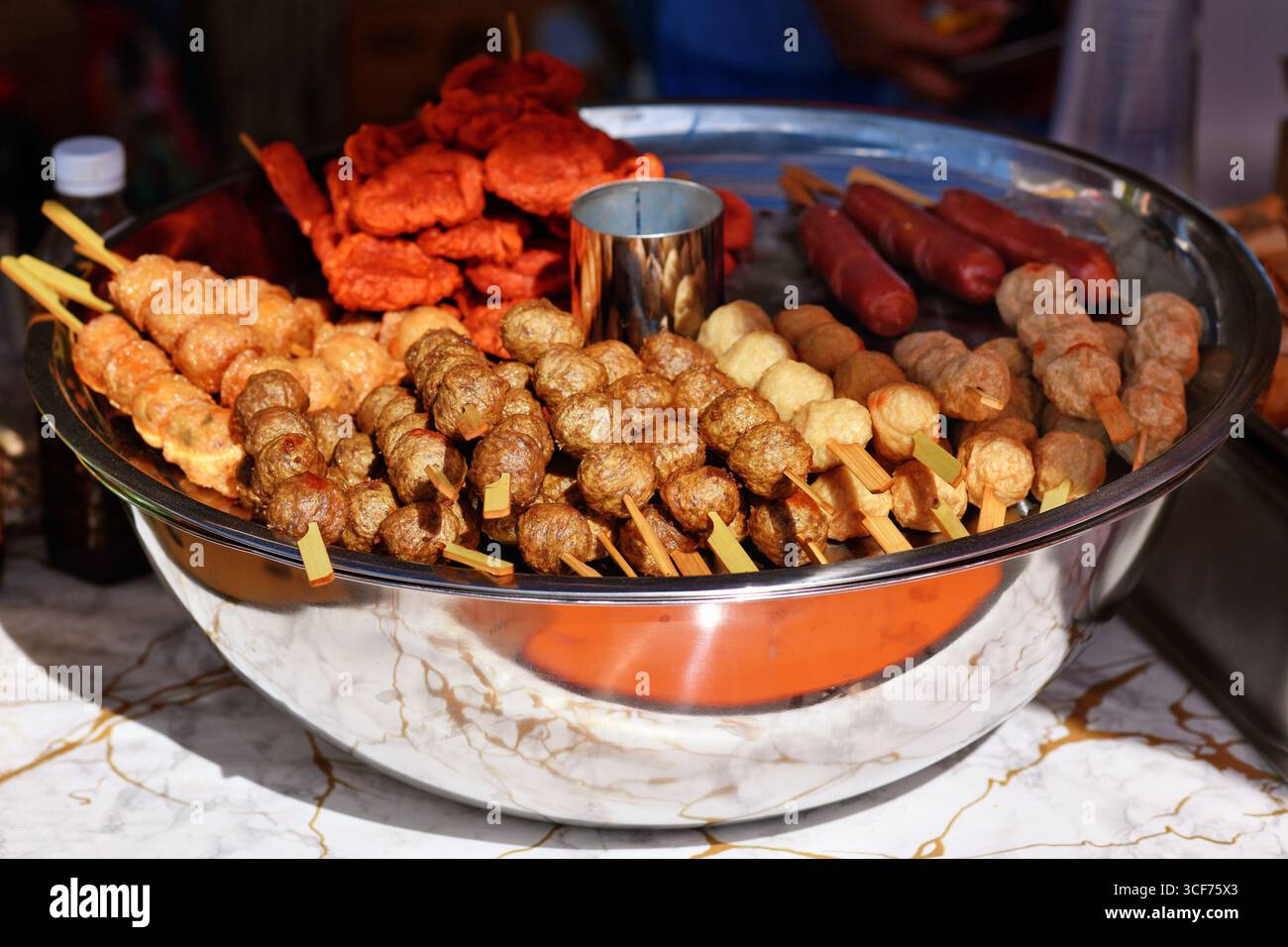Verschiedene Arten von Hackfleischspießen zum Verkauf auf dem thailändischen Street Food Market Stockfoto