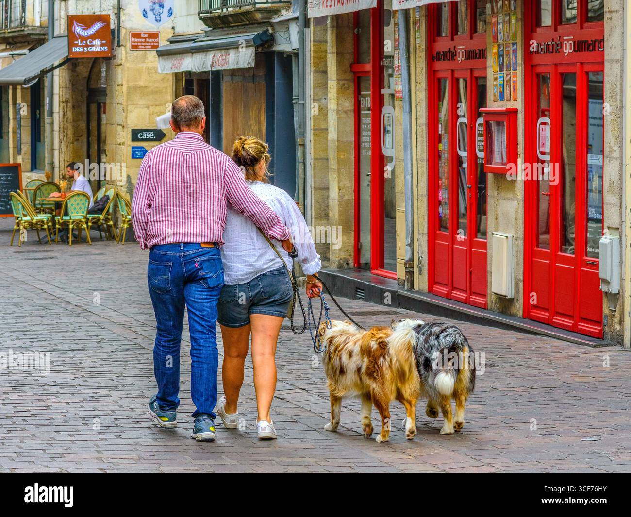 Paar mit zwei Hunden, die durch das alte Viertel von Tours, Indre-et-Loire (37), Frankreich laufen. Stockfoto