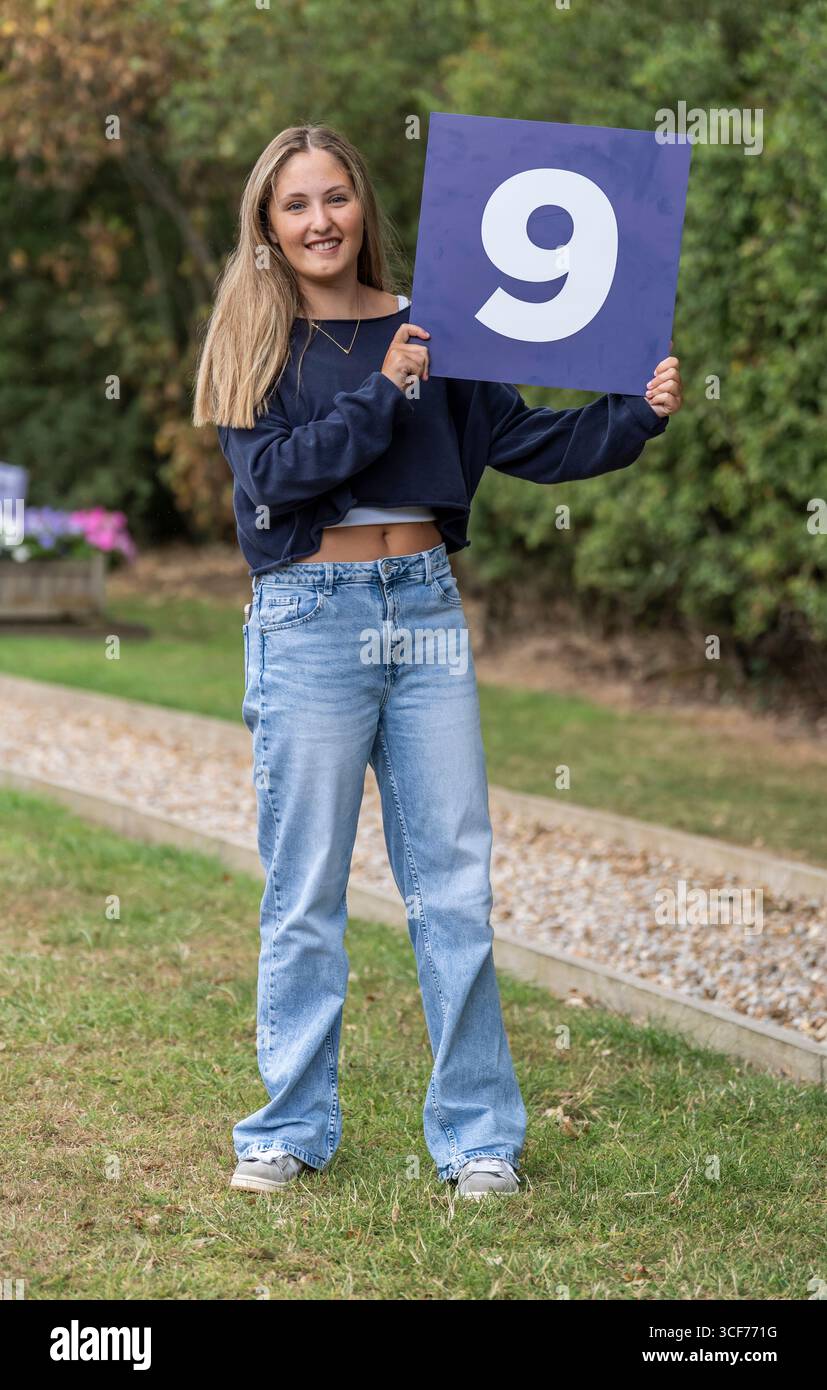 Sophie Lyons, die zwei 9er, drei 8er und vier 7er in ihren GCSEs an der Grammar School in Leeds in Leeds erhielt. Hunderttausende von Schülern in England, Wales und Nordirland erhalten Noten, um ihnen zu helfen, die sechste Schulausbildung, das College oder die Ausbildung zu erreichen. Bilddatum: Donnerstag, 21. August 2025. Stockfoto